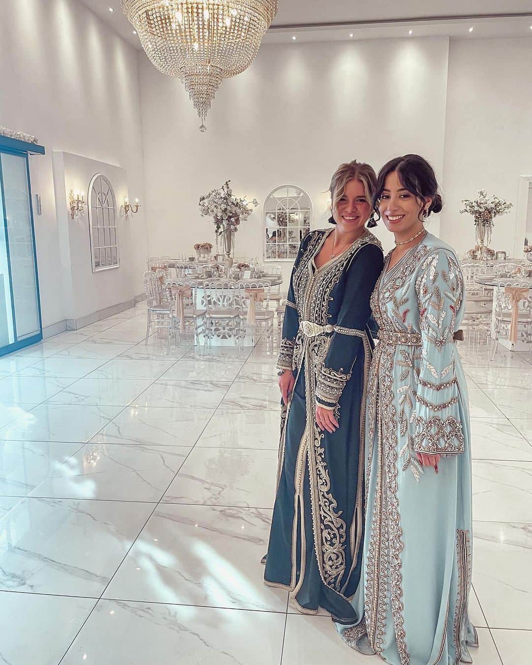 ニキ・ヴォリーズのインスタグラム：「About yesterday!! With the beautiful sister of the bride!! Congratulations to my longtime friend who got married yesterday💍 @sbriiya you looked stunning, like always🤍  Swipe to see my cat steeling the show and my other best friend who shared this beautiful day with me. An evening to remember!!  Outfit by @jadoredesignofficial」