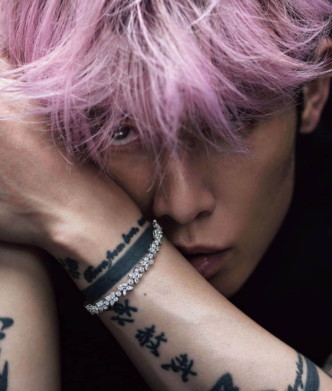 雅-MIYAVI-のインスタグラム：「#GOETHE Magazine  #IdontWearJewelryIWearArt Vol.6  Photos: @hata811 Wardrobe : @masayukisakurai1009  Hair & Makeup : @ikasam55  Editor : @nakazato_shunsuke    https://goetheweb.jp/lifestyle/fashion/20220906-jewelry-2  @tiffanyandco」