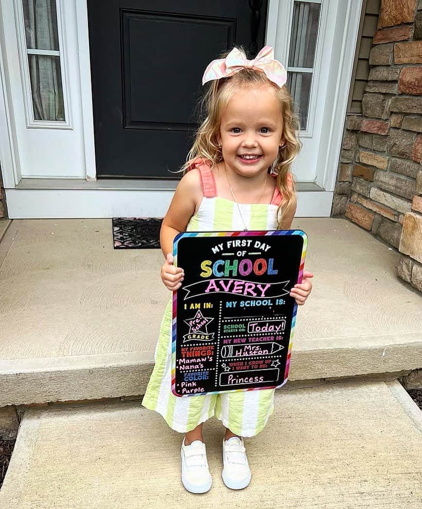 ライアン・ルアのインスタグラム：「Another one out the door and off to school!  Avery started #preschool today 💎🌸🎀」