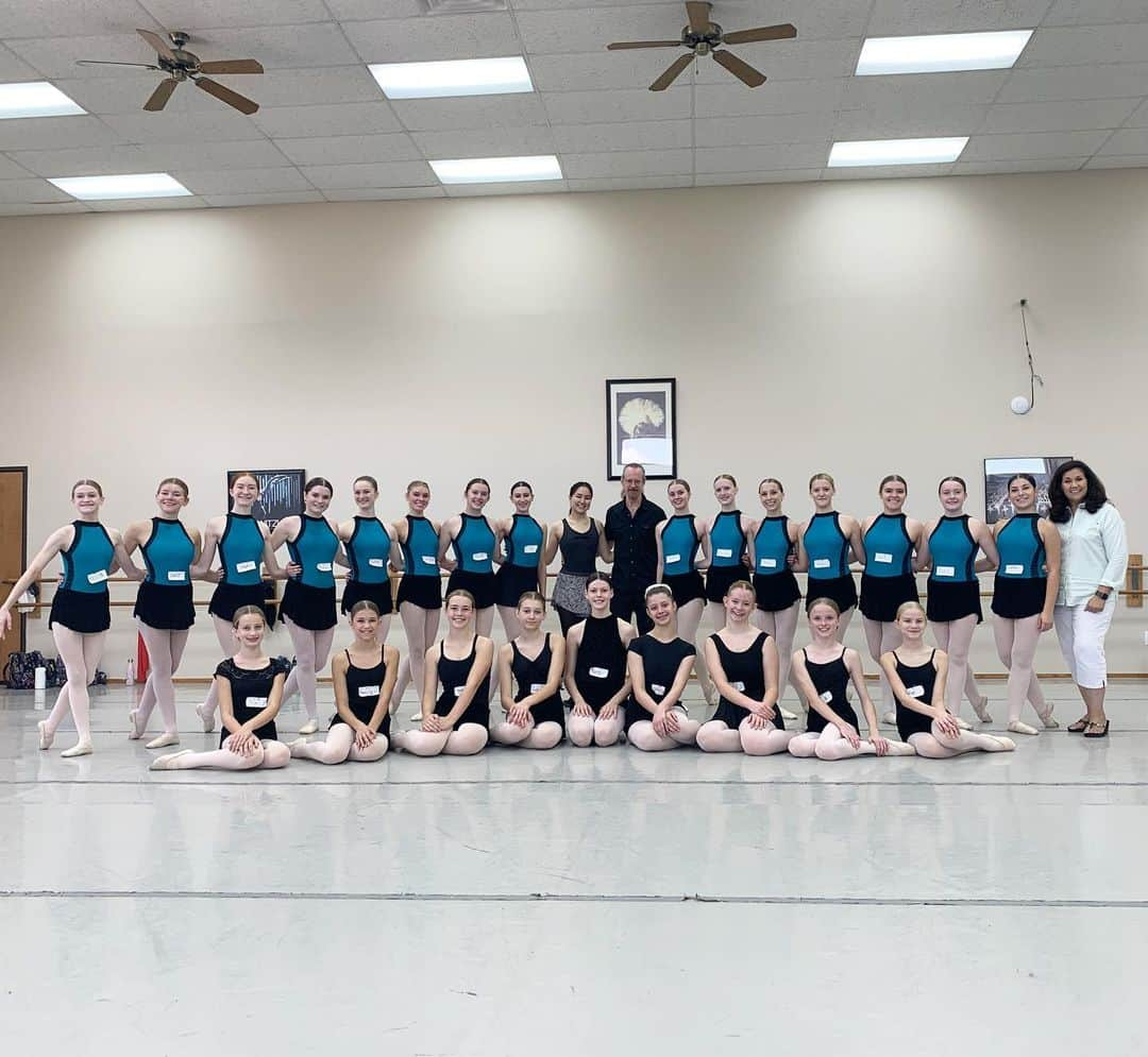 ミコ・フォガティさんのインスタグラム写真 - (ミコ・フォガティInstagram)「So wonderful to teach a masterclass at @balletconservatory this past weekend! Thank you to @ak.dancewear for this opportunity ❤️ everyone looked so beautiful in their @ak.dancewear ! Also it was so special to have live accompaniment by @clarkcontrol 🎹」9月7日 8時31分 - mikofogarty