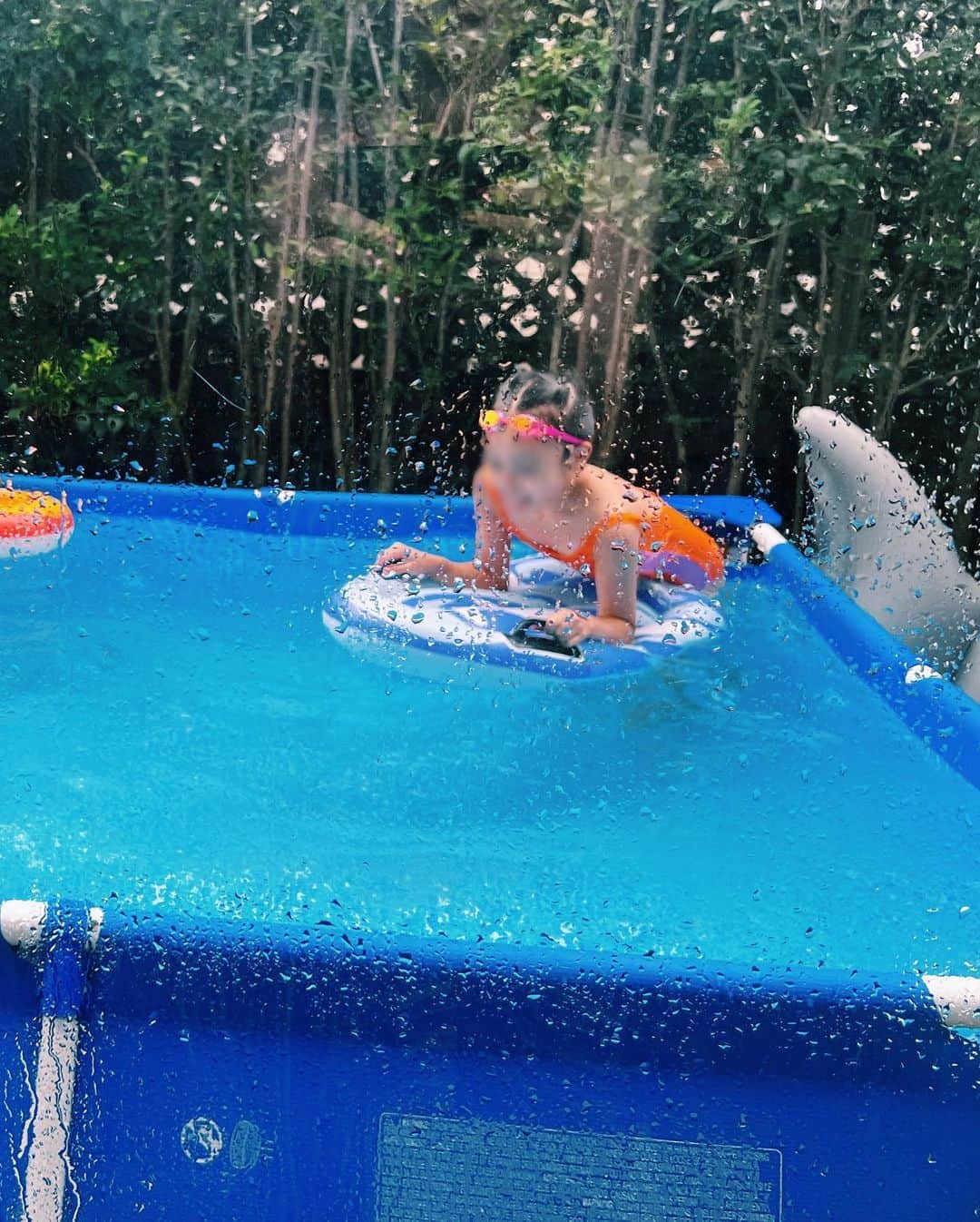 ベビちぃ。さんのインスタグラム写真 - (ベビちぃ。Instagram)「夏休みが終わって、2学期がはじまりました☀️ 今年の夏休みは水遊びがたくさんできて、今までで1番日焼けしたよ。スイミングにも通い始めたから、泳ぎがもっと上手になりたいな🐬」9月7日 8時34分 - babychi_official