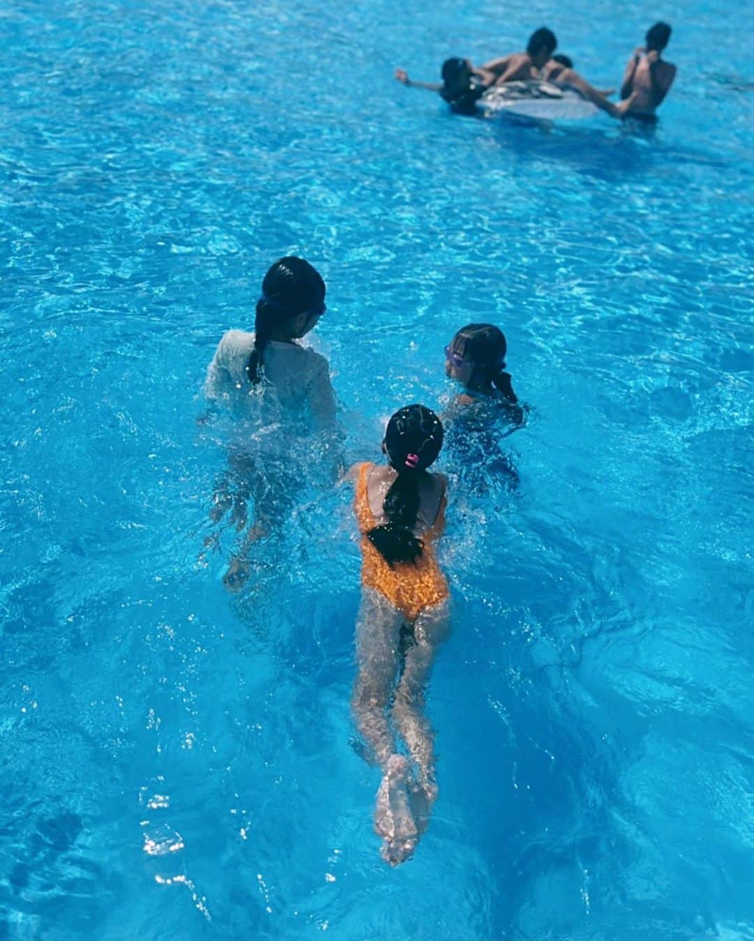 ベビちぃ。さんのインスタグラム写真 - (ベビちぃ。Instagram)「夏休みが終わって、2学期がはじまりました☀️ 今年の夏休みは水遊びがたくさんできて、今までで1番日焼けしたよ。スイミングにも通い始めたから、泳ぎがもっと上手になりたいな🐬」9月7日 8時34分 - babychi_official