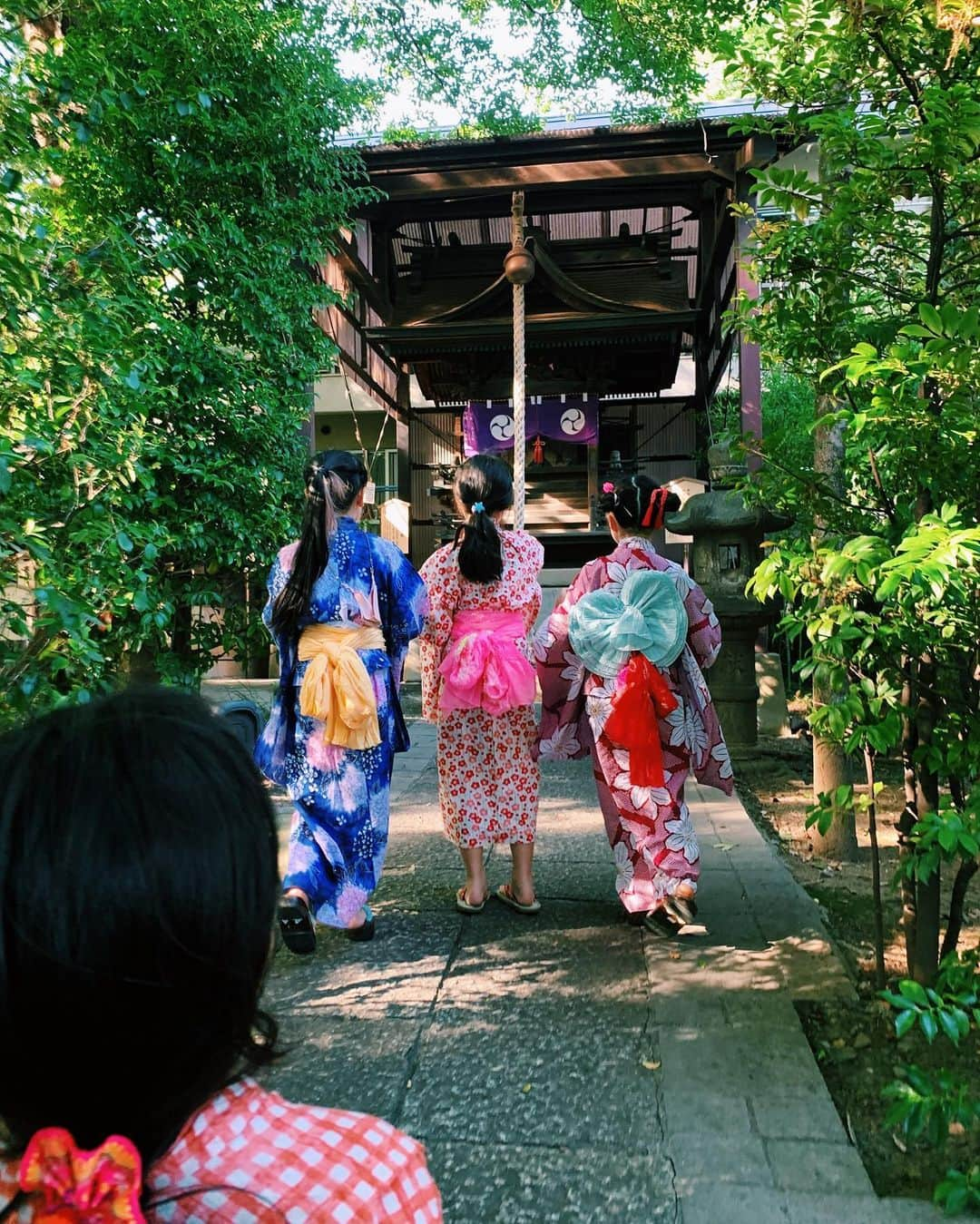 ベビちぃ。のインスタグラム：「夏休みが終わって、2学期がはじまりました☀️ 今年の夏休みは水遊びがたくさんできて、今までで1番日焼けしたよ。スイミングにも通い始めたから、泳ぎがもっと上手になりたいな🐬」