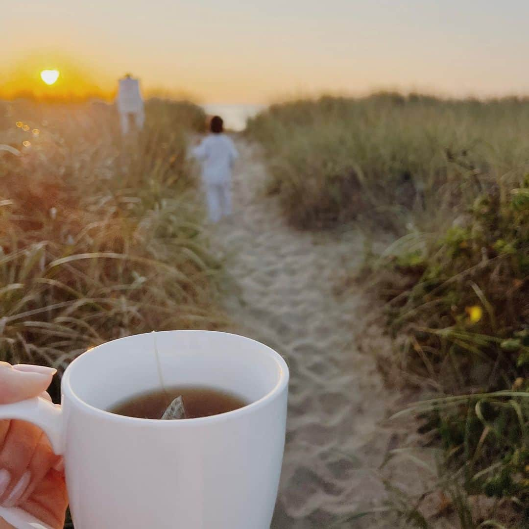 ローレン・コンラッドさんのインスタグラム写真 - (ローレン・コンラッドInstagram)「We said goodbye to Summer in our happy place watching the sun rise and set, eating PB&Js on the beach and taking long walks.」9月7日 8時50分 - laurenconrad