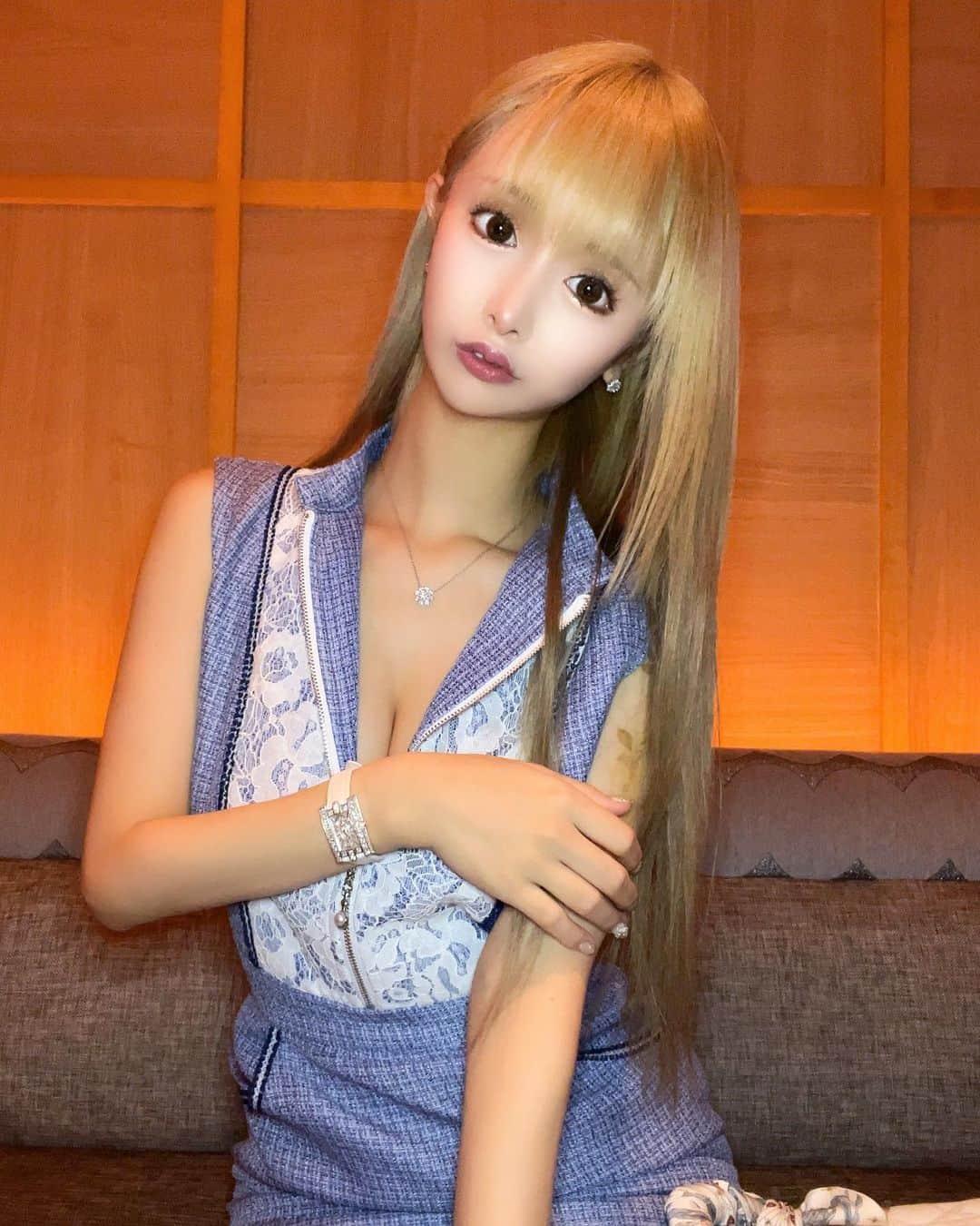 黒宮ちはやのインスタグラム：「🆕👗→ @sobre_dress  これドレスでもプライベートワンピでも 使えそうなので買ってしまた💓  8月は3週間も休んでしまいましたが ダウンタイムも無事終わり元気に出勤してます💓  #sobre #ソブレ  #黒宮ちはや #小悪魔ageha #モデル #キャバクラ #キャバ嬢 #ホステス #ラウンジ #水商売 #お酒 #歌舞伎町 #新宿 #六本木 #銀座 #北新地 #ミナミ #渋谷 #すすきの #シャンパン #華灯 #ディアレスト」