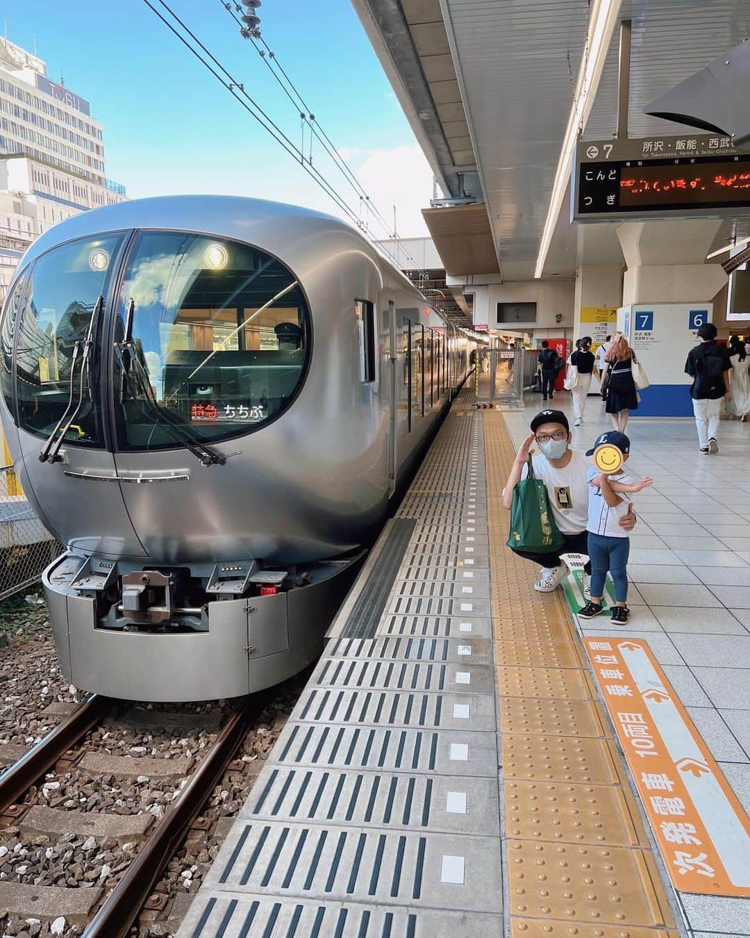 中川礼二のインスタグラム：「西武鉄道の特急ラビュー  #西武鉄道 #特急ラビュー #西武ドーム #特急ドーム #特急 #池袋線 #西武ライオンズ #ラビュー #メットライフドーム #ドーム87号 #ドーム88号 #西武球場前 #鉄オタ #鉄道写真 #鉄道 #列車 #電車」