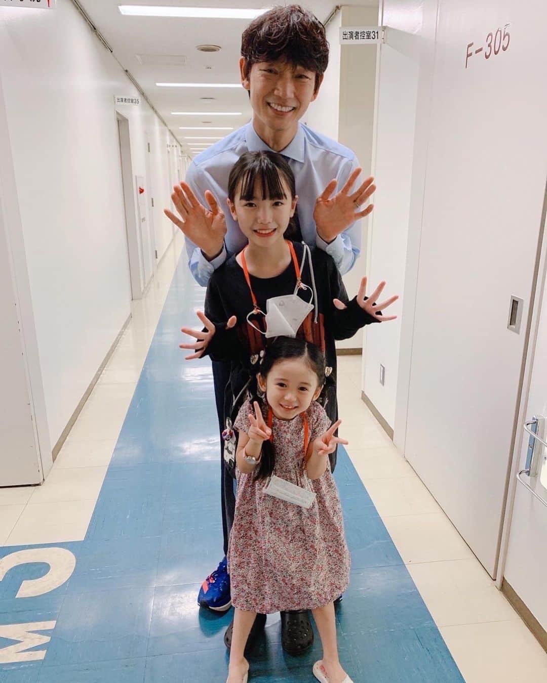 のインスタグラム：「. #オールドルーキー の最終回 ご視聴いただきまして ありがとうございました！ . . 少し早く撮影が終わった新町姉妹。 まだ撮影していた綾野さんを 待ってお写真を撮っていただきました。👨‍👧✨ . . 作品が終わると その役の子が大好きになって もう泉実として演じる事ができないと思うと とっても寂しくなります。 . . . 綾野さん榮倉さん。 お話を沢山して 距離を縮めてくださり 私自身の心を1番に大切にしてくれて 泉実ちゃんの気持ちも認めてくれて 信じてもらえて いつも安心する言葉をまっすぐ伝えていただきました。 . ラナちゃんがずっと私に好きを伝えてくれて 妹が出来たみたいな幸せな気持ちで 泉実お姉ちゃんになれました。 . .  . 泉実ちゃんは私よりとても大人で 心の中で沢山の事を考えていて 台詞だけでなく表情で気持ちを伝える事の 難しさと楽しさを知ることができました。 共演者の方々の演技を近くで感じて もっと演技が上手くなりたいと強く思った作品でした。 . . . 最終回までご視聴いただき 悩んだ分、いつも沢山の応援やコメント を読ませていただいて とても嬉しかったです。 本当にありがとうございました。 . . . #オールドルーキー #TBS  #日曜劇場 @oldrookie_tbs  #新町親子 #新町亮太郎 役 #綾野剛 さん #新町明紗 役 #泉谷星奈 ちゃん #新町泉実 役 #稲垣来泉 . . . #TVer #paravi にて見逃し配信中です。 ...  ＊各事務所様 掲載許可を頂きましてありがとうございました。」