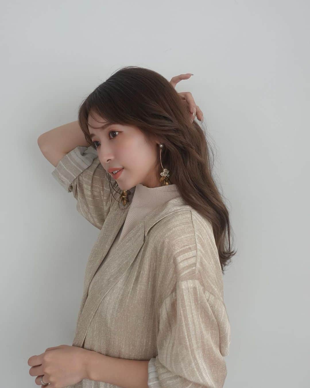 舟山久美子（くみっきー）のインスタグラム：「New Hair✂︎  少しずつ秋支度始まってます🍁  もうかれこれ13年前からお付き合いのある@hair_salon_belle にて。  我が家はファミリーでお世話になってます😘  @belle_kana のカラーは別格で、肌が綺麗に見えるようにオリジナルでカラー剤を作ってくれるのです☺️  今回は、イエベ秋にも似合うブルージュ✨  カットは @hatanomoe   いつもありがとうございます✨  #秋カラー #秋コーデ #秋ヘアカラー #new #haircolor #ヘアカラー　#ブルージュ　#イエベ秋　#イエベ　#パーソナルカラー」