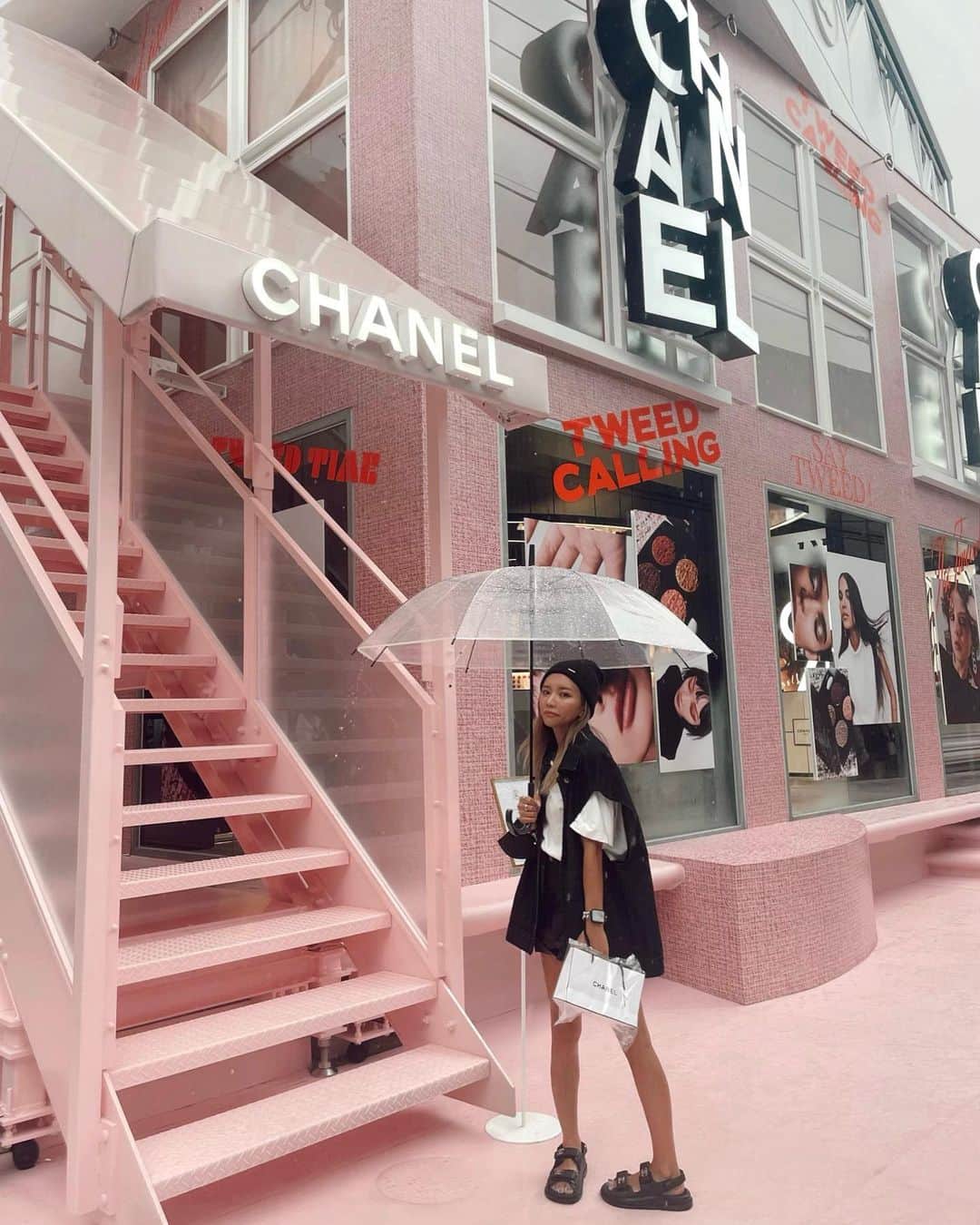 ✷kana✷のインスタグラム：「雨にも負けず、、？ @chanel.beauty   ほんとは靴下履いてたんだけどな🙄☔️🧦  #chanelbeauty#chanelbeautyhouse#omotesando#シャネルビューティーハウス#モノトーンコーデ#表参道#150cmコーデ」