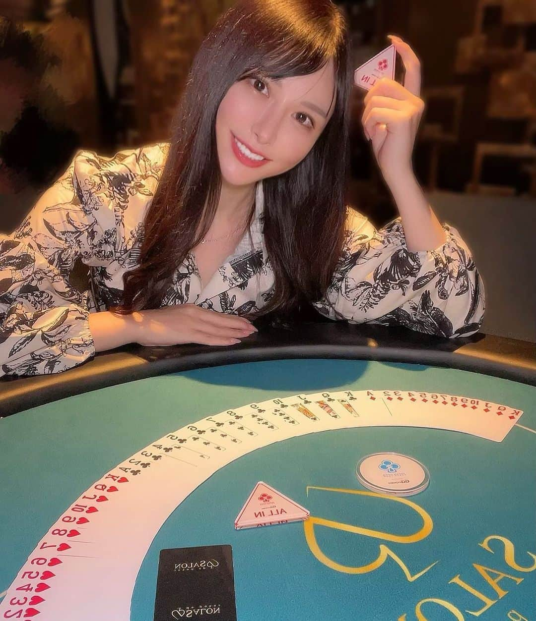 笹木絢乃さんのインスタグラム写真 - (笹木絢乃Instagram)「赤坂Salon de pokerさんに遊びに行ってきました🃏♥️♣️ 昨日は平日なのにすごく人が多くて盛り上がっていたよ♩😳✨  ポーカー初心者のわたしにかわいいスタッフさんたちと同じテーブルのお客様たちが優しく教えてくださるの本当ありがたいです！🥹 すごく優しい世界...🤍🤍✨  女の子1人でも安心して遊べるからみんなで一緒にポーカーしよっ♩🐣❤️❤️  . . .  9/18(日)個人撮影会を秋葉原Gスタで行いますっ‼️📸 本日14:00まで抽選申込受付していますのでHPからチェックお願いします🎀 笹井になって初めての個撮なので新生あやのんに会いに来てくれたら嬉しいなっ♩👙💗💗✨  個撮についてはコチラ☞【 https://studio-g.net/one/13022/ 】  . . .  ♩*。♫.°♪*。♬꙳♩*。♫ ♩*。♫.°♪*。♬꙳♩*。♫  🎀スケジュール🎀  🌸9月18日(日)個人撮影会@秋葉原Gスタ📸  🌸10月単独ラジオ配信スタート📻✨  -番組メッセージ募集中  -期間限定チェキ販売中 https://radio-chronicle.com/?page_id=60  🌸今秋VRリリース予定🤍🌈  ♩*。♫.°♪*。♬꙳♩*。♫ ♩*。♫.°♪*。♬꙳♩*。♫  . . . . . . .  #グラビアモデル #グラビアアイドル #グラドル自撮り部 #グラドル自画撮り部 #グラドル #色白くびれボディ #cosplay #Japanesegirl #Japanesemodel #東京 #东京 #外拍模特兒 #美脚 #網紅 #腿控  #ビジョビ #ポーカー女子 #ポーカー #赤坂」9月7日 11時21分 - sasa_aya22