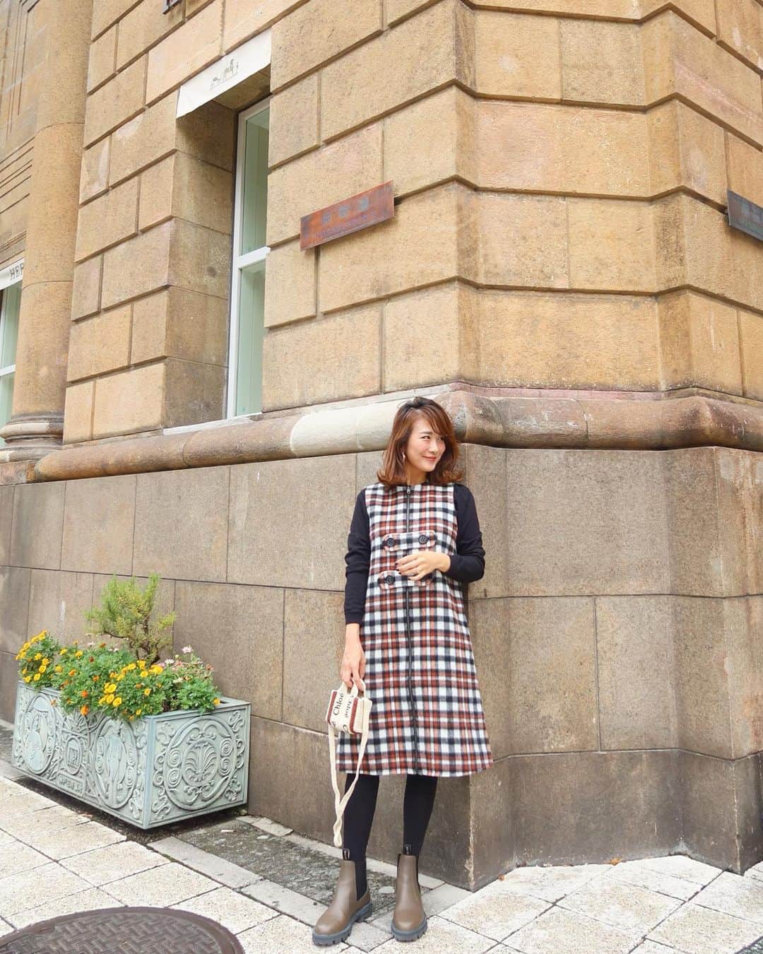 Mai Wakimizuのインスタグラム：「約1年かけてじっくり作り上げた特別自信作のジレ。やっとやっとお披露目出来て舞い上がってます♡ リバー仕立ての素材で1枚でチェック(1〜6枚目)と無地(7〜10枚目)それぞれでスタイリングを楽しるようにしました♡無地で着た時にチラッと裏からチェックが見えるのが凄く良い。ポイントになるフロントのボタンベルトもリバーシブルで4way!!重厚感あり日本製の丁寧な仕立てで、ファッションに厳しい私の母世代にもしっかり認めてもらいました。笑 冬のアウターとして十分機能する一枚。LINKABLEをまだ知らない方にもデビュー作としてお勧めしたいです＼(^o^)／ #wakkinstyle#ootd#coordinate gilet&tops(1〜6枚目):#linkable @linkable_official(明日8日〜予約販売) knit(7〜10枚目):#linkable @linkable_official(来月発売予定)」
