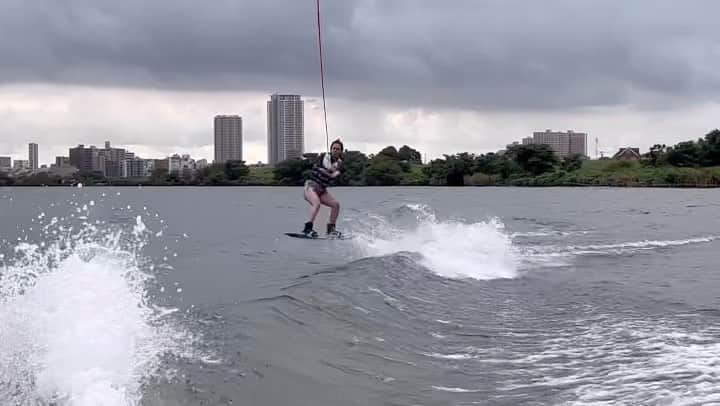 大家志津香のインスタグラム：「. . 楽しいつらい🏄🏻‍♀️ 今年の目標2wakejump . #wakeboard」