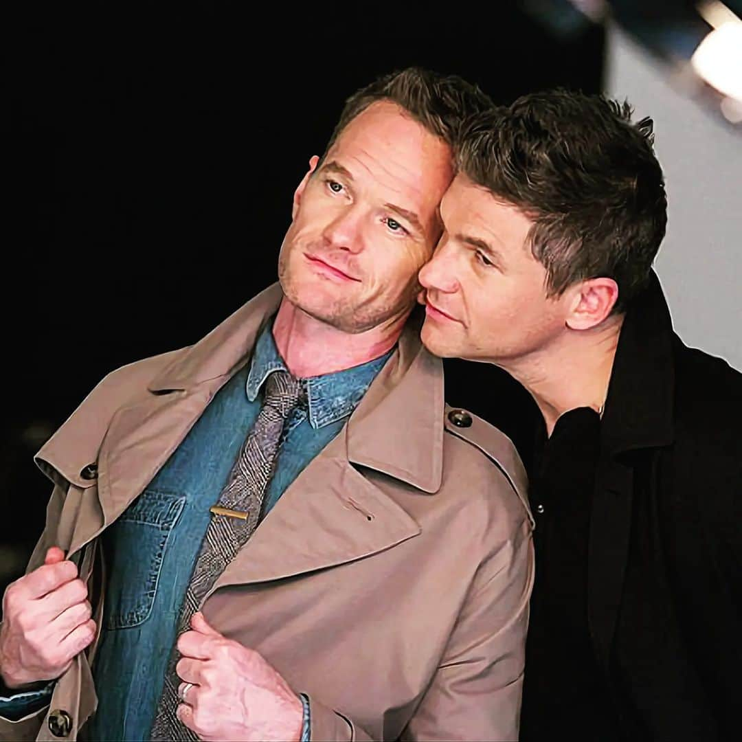 ニール・パトリック・ハリスのインスタグラム：「Happy 8th wedding anniversary Neil & David! ❤️ Hope you two had an amazing day! #neilpatrickharris #davidburtka #nph #db #tagsforlikes #actors #lovethem #handsome #chef #myedit #anniversary #weddinganniversary #couple #husbands @nph @dbelicious 💙💚💙💚」