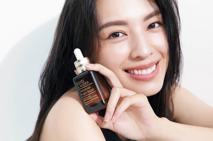 申真衣のインスタグラム：「エスティ ローダー @esteelauderjapan の ブランドインフルエンサーに就任しました🎉  お声掛けいただきびっくりしたのですが、とても光栄なことで嬉しく思っています💙  ブランドを学ぶ過程で、創業者ミセス エスティ ローダーの言葉の数々に感銘を受けました ”I never dreamed of success, I worked for it.” (成功を夢みたことはありません、そのため努力したのです) が特にお気に入りで、初めて聞いたとき、手の甲にマジックで書いて毎日読みたいくらい！と興奮しました😌✨  エスティ ローダーの価値観にとても共感するので、スキンケアの楽しさをはじめ、エスティ ローダーのことを伝えていける役割にとてもワクワクしています！  本日発売のVERY10月号で就任にあたっての想いを語っていますので、ぜひご覧ください💙  #エスティローダー #esteelauder #10年美肌 #アドバンスナイトリペア #VERYweb」