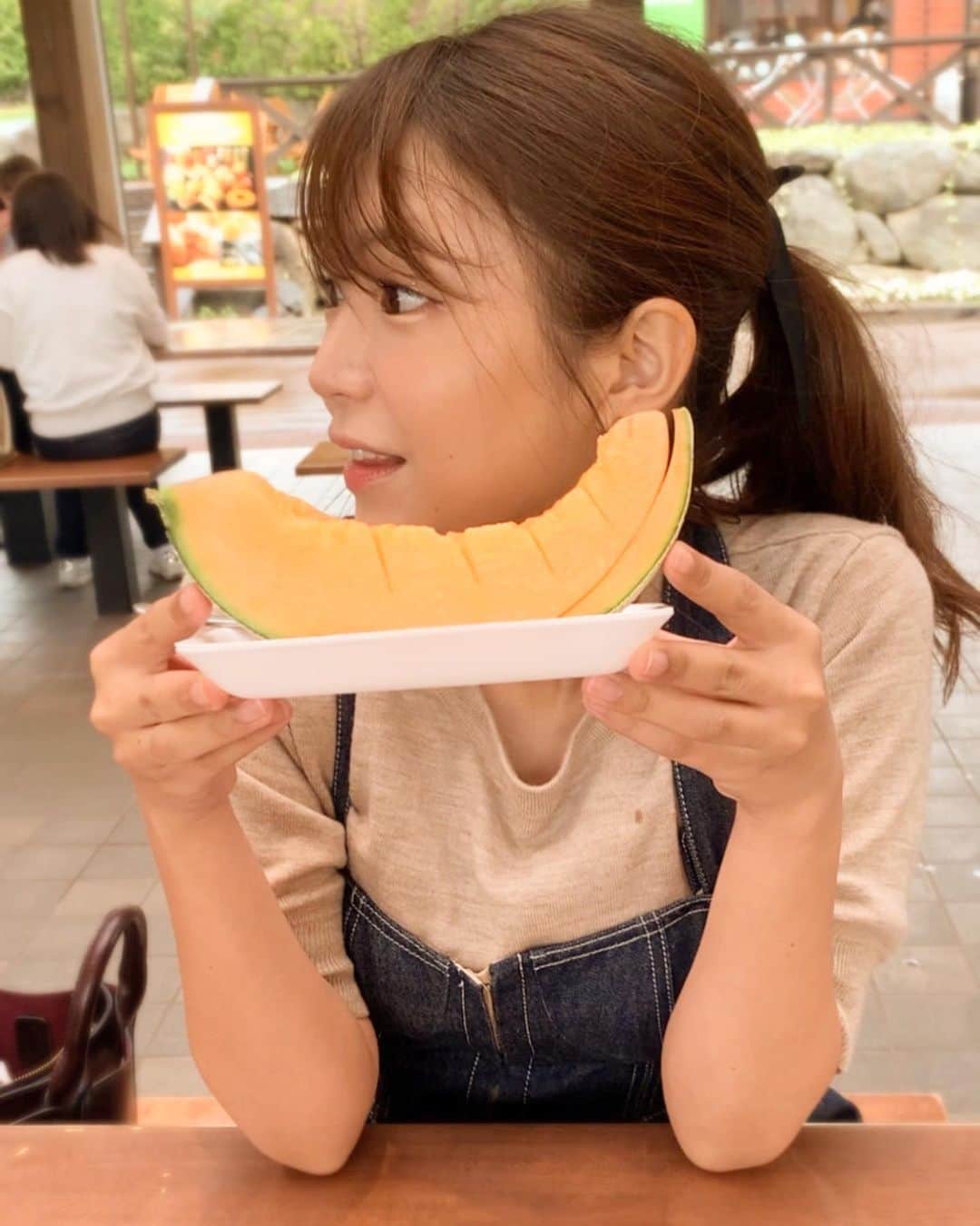 内山絵里加のインスタグラム：「・ ・ 先週は、なつやすみをいただきまして ありがとうございました🌳🐏 ・ おかげさまで たくさん食べて遊んで リフレッシュできました𓂃 𓈒𓏸◌ ・ きょうからまた、ふくわうち！ ひさしぶりにスタッフのみなさんや 木久蔵師匠、RGさんに会えるのが たのしみです✨ よろしくお願いします👱🏻‍♀️🤍 ・ #なつやすみ #夏の思い出 #北海道 #メロン🍈 #リフレッシュ  #みんなに会いたくなる #おやすみあるある‬」