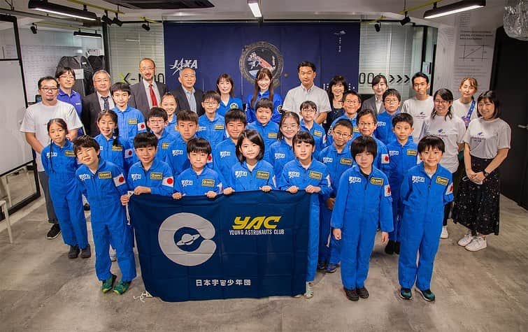 榎本麗美のインスタグラム：「. 【ご報告】  2022年9月4日  無事に日本宇宙少年団(YAC)東京日本橋分団 @yac_nihonbashi の 結団式を開催する事ができました。 関わって下さっている皆様方に厚くお礼申し上げます。  去年の１１月から、プレイベントを重ね、 ２０２２年９月４日という日を目指してきました。 今年２０２２年は、毛利衛さんが日本人宇宙飛行士として初めて宇宙に行った日から３０年という節目の年であり、 また９月というのは宇宙月間ということで、 今年９月の結団式を目指して試行錯誤をしながら準備をして参りました。  そして、やっと「宇宙の街・日本橋」に、 子ども達が宇宙の最先端を学べる場が正式に誕生しました。 宇宙飛行士の山崎直子さんが理事長に就任後、初めての新規分団で、 東京では1４年ぶりの分団の誕生となります。  ■ちょっと私の想いを載せます。  この東京日本橋分団の設立を決意したのは、 去年の８月に「今、東京都心に、子ども達が宇宙を学べる場所がない。」と聞いたことがきっかけでした。  私自身も、子供時代に宇宙を一緒に楽しみ学べる友達がいなかったので、宇宙が好きな子ども達に居場所を作ってあげたい！ また、せっかく日本橋が宇宙の街となり、 JAXAや宇宙ベンチャーが集まっているのだから、そのホンモノの宇宙の最先端を子ども達に見せてあげたいと思い動き始めました。  その後、すぐにYACアドバイザーの岩本さんにご相談をし、YACの皆さんと準備をすすめ、 去年９月には神武先生の元へ伺い、想いをお話し、共同創設者としてご一緒して頂けることとなりました。  その後、副分団長とリーダー達も仲間になってくれ、多くの方の応援とご支援で、結団式を迎えることが出来ました。 本当に皆さんに感謝しております。  この東京日本橋分団のビジョンは 「LIVE　UNIVERSE」です。  子ども達が最先端の宇宙に触れ体験し、課題を見つけ、問題解決能力を身に付け、これからの「宇宙時代」で活躍できるような力を身に付けていく場所にしたいと思っています。  また、世界で活躍するグローバル人材、 よりももっとその先 宇宙時代で活躍する『ユニバーサル人材』になる事を目指していきます。  そして何より 「ワクワクする気持ちを１番大切に！」  宇宙時代を担う子供達に、 一生の思い出や人生が変わるような“切っ掛け”をたくさん作ってあげたいと思っています。  今後も皆様からのご指導・ご鞭撻をたまわりながら、尽力していきたいと思います。  何卒、よろしくお願い致します！  日本宇宙少年団(YAC) 東京日本橋分団 分団長  #宇宙のお姉さん  榎本麗美」