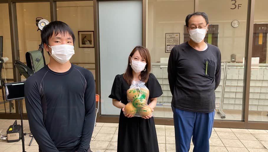 松本実優さんのインスタグラム写真 - (松本実優Instagram)「✨番組初の快挙️✨  本日のJCOM鎌ヶ谷ライブニュース生放送直前に、以前番組にご出演いただいた梨業組合副組合長で松本農園を営む松本さんと農園研修生の方が、とれたての梨を持ってきてくださいました〜！👏 きょうご出演でないにも関わらず、わざわざお越し頂き、、、感無量です😭✨ 松本農園さんの大ぶりの美味しそうな梨をみたらヨダレが、、、😍❤️ 帰ったらすぐにいただきます☺️❣️ 本当にありがとうございました💕  ️✨きょうの放送内容✨  鎌ヶ谷の話題では、芸術の秋を先取り😍 ショッピングプラザ鎌ヶ谷のキラリホールで、今回「劇場入門」という講座を開設！そこでは演出や芝居だけでなく、裏方の部分や公演全体を学べるとのこと‼️ 実際に体験しながら、プロの方に教えて頂けるなんて貴重な機会ですよね️✨  現在、参加申し込みを受付中です😃 15才以上の方であれば、経験とわず大歓迎だそうですよ️✨ぜひお問い合わせください♫  白井市の話題では、特産「自然薯」をモチーフにしたキャラクター「じねんじゃー」が、なんとスマホ用の学習アプリのキャラとして登場😃‼️ その名も「学ぼー！日本史と地理」️✨ クイズ形式で出題され、4択の中から答えていくものです☺️ 中には大人の頭も悩ませる難しい問題もあり、きっとハマってしまいますよ！！ ぜひプレイしてみてください✨  今回の放送は、どろーかるアプリでもみられます！ ぜひダウンロードしてご覧ください☺️  #LIVEニュース　#水曜日　#鎌ヶ谷　#白井 #松本農園　#とれたての梨　#大ぶり　#ショッピングプラザ鎌ヶ谷　#キラリホール　#劇場入門　#演劇　#スマホアプリ　#じねんじゃー　#学ぼー日本史と地理　#どろーかるアプリ」9月7日 13時01分 - miyu.matsumoto89