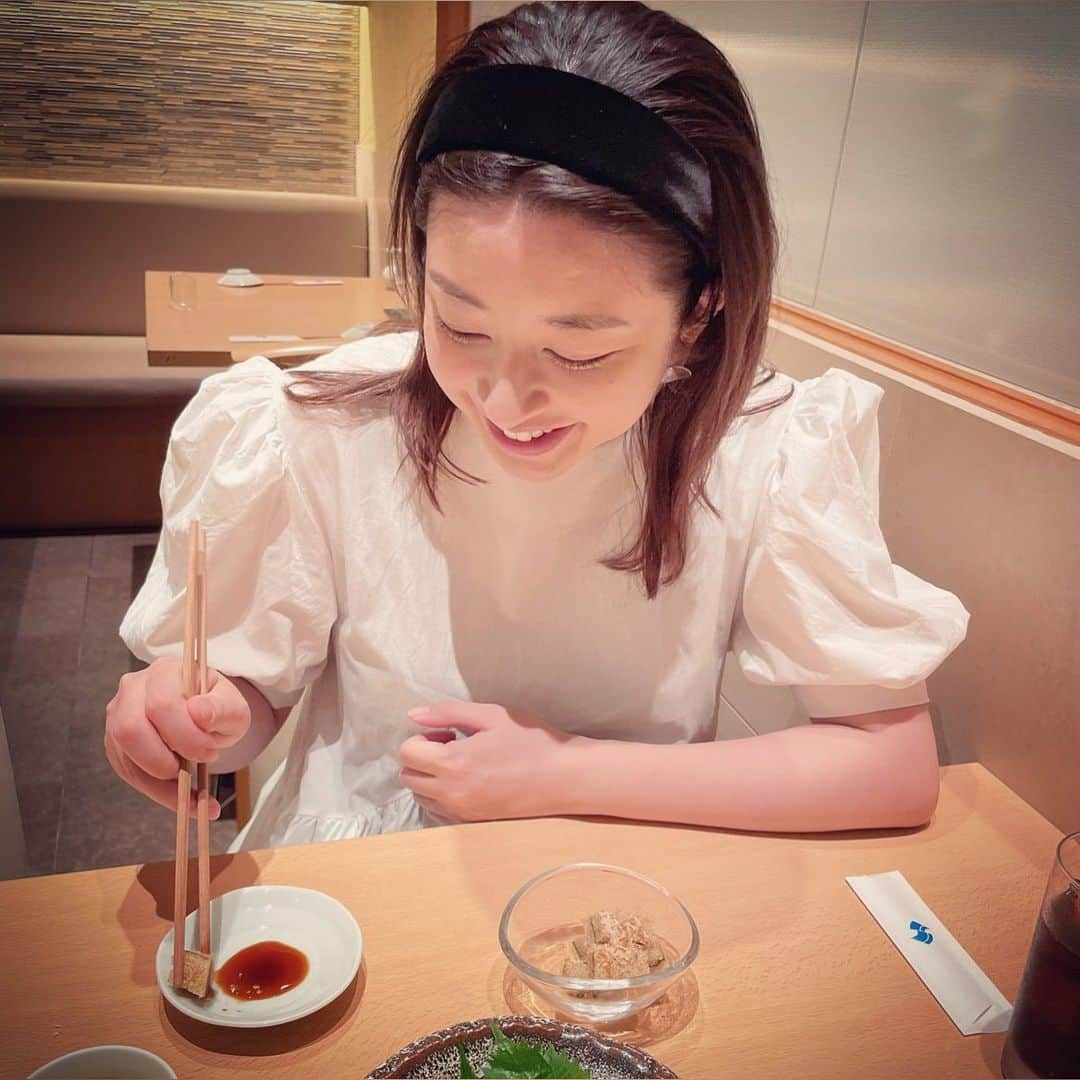 土岐田麗子さんのインスタグラム写真 - (土岐田麗子Instagram)「🍣♡   昨日の投稿でご心配をおかけしてしまったみたいでごめんなさい! 私は元気です♡  母，姉，姪っ子がカワイイ♡カワイイ♡って，ほんっとに一緒に子育てをしてくれているし 主人も私にどれだけ八つ当たりされても仏様対応で恵まれた環境だなぁと思っています  ただ昨日の内容も本当で 気持ちがグズついて戸惑う時もあるけれど，初めてのことがいっぱいなので初めて出会う自分がいても不思議ではないよなって受け止めています そうなのかなぁ?!みたいな感覚で "産後うつ"というワードを使ってしまったのだけど…  そうなのか，そうじゃないのかわからないけど私は元気です♡  #元気だよ #お寿司デート #久しぶりの2人 #instadiary」9月7日 13時05分 - reli0531