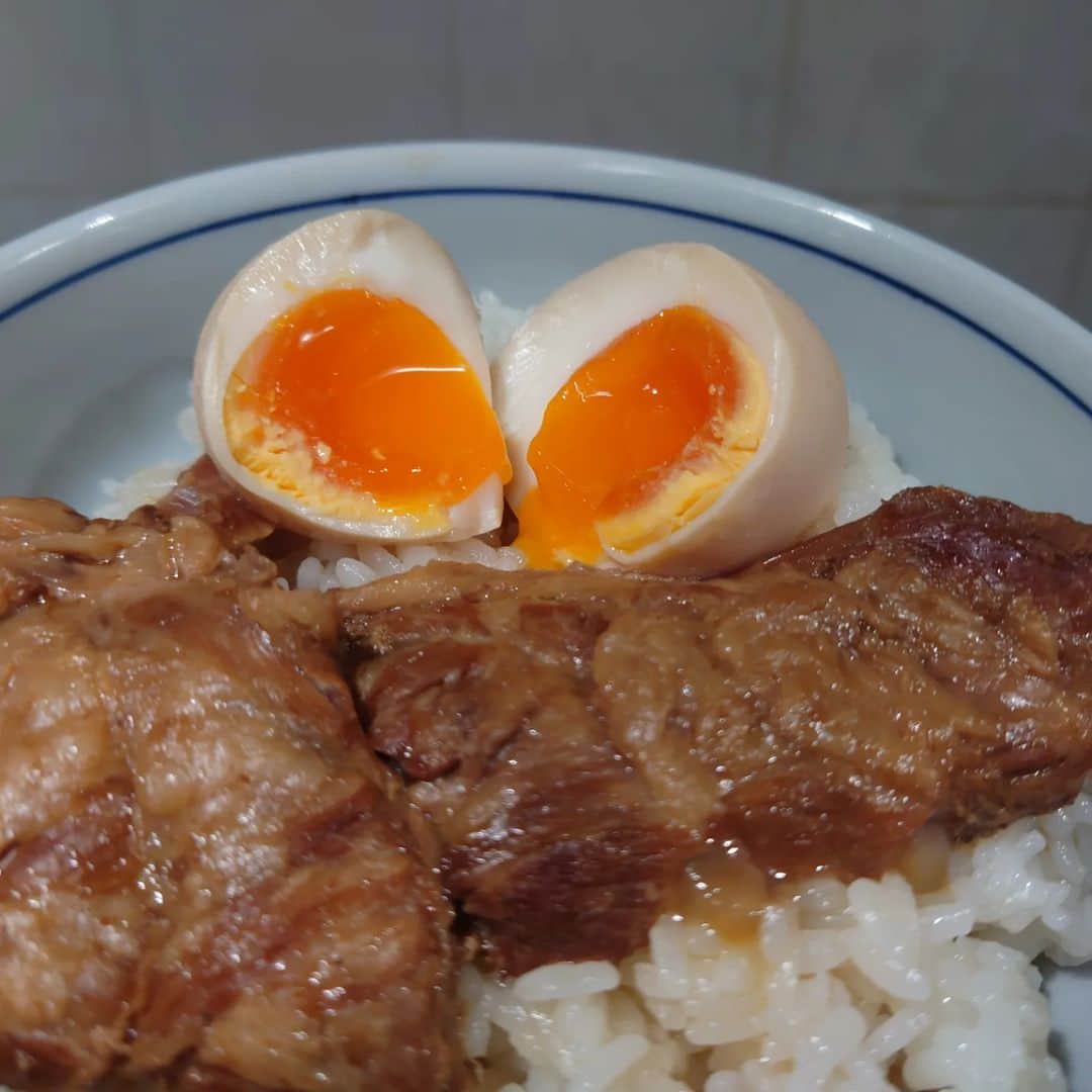 田畑祐一のインスタグラム：「2週間前に作った豚バラ軟骨ソーキが忘れられず、また作っちゃいました。今回は豚バラ軟骨2kg。でもきっと直ぐになくなると思います。何故ならば軟骨ソーキは「飲み物」だから！その証拠が3枚目の動画です。何度も言いますが、これは骨ですからね。🦴煮玉子も飲み物だし、このソーキ丼もあっという間に飲んじゃいました！」