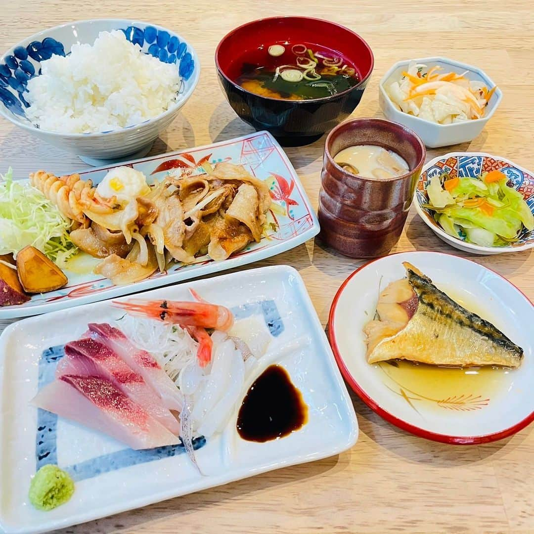 バルセンナリ食堂のインスタグラム：「こんにちは😊 せんなり食堂です  リニューアルオープンまで あと2日 となりました🤗🤗  準備も最終段階です👍  ◽︎日替定食　数量限定　890円 ◽︎豚生姜焼きと刺身定食　980円 など 人気定食メニューはそのまま🐟さらにお得な日替わり定食が新登場します✨️✨️  お弁当のお持ち帰りもOK👍 会社などの大量注文も承ります📞  それではリニューアルオープンお楽しみに❤️❤️  ✼••┈┈••✼••┈┈••✼••┈┈••✼••┈┈••✼ ◾︎営業時間 11:00~19:00(14:30〜16:30は中休み) ◾︎定休日 水曜日・木曜日の夜営業 こだわりの手作りの定食やお弁当をお楽しみください ✼••┈┈••✼••┈┈••✼••┈┈••✼••┈┈••✼ #せんなり食堂  #金沢の定食屋さん  #金沢のお弁当屋さん  #定食屋のしょうが焼き  #刺身付き定食が人気  #お弁当もあるよ  #持ち帰り弁当  #お弁当の予約はお電話で  #リニューアルオープン  #ご来店お待ちしております」