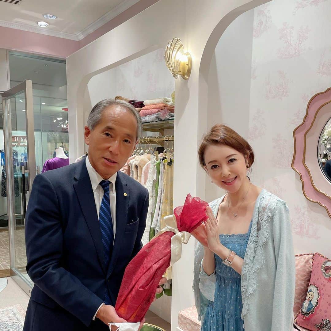 のインスタグラム：「Wow‼️ オークラからラジオ番組スタートのお祝いで🥂シャンパーニュを頂いちゃいました🍾 感謝感謝です🥲 はい、おなじみ✨人見副総支配人ですね♬♡ いつもダンディで素敵なジェントルマンです⭐️  ラジオ番組 “All that jazz♪”と合わせて  the Okura Tokyo  @theokuratokyo  アクラローブブティック @akurarobe_boutique   もどうぞよろしくお願い申し上げます🎀 今日も元気にオープンしております。 お近くの際は是非お立ち寄りくださいませ  #akurarobe #akurarobeboutique #theokuratokyo  #アーケード #アクラローブ #アクラローブブティック #ホテルオークラ東京 #ブティックオーナー #デザイナー #曽田あくら」