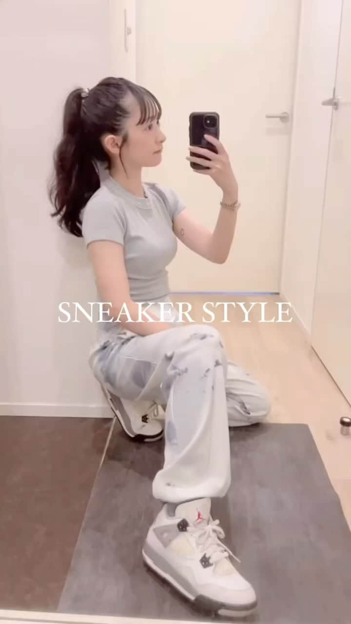 粟津麻依のインスタグラム：「スニーカーと猫🐈🐈♡  #MAI_SNEAKER_LIFE」