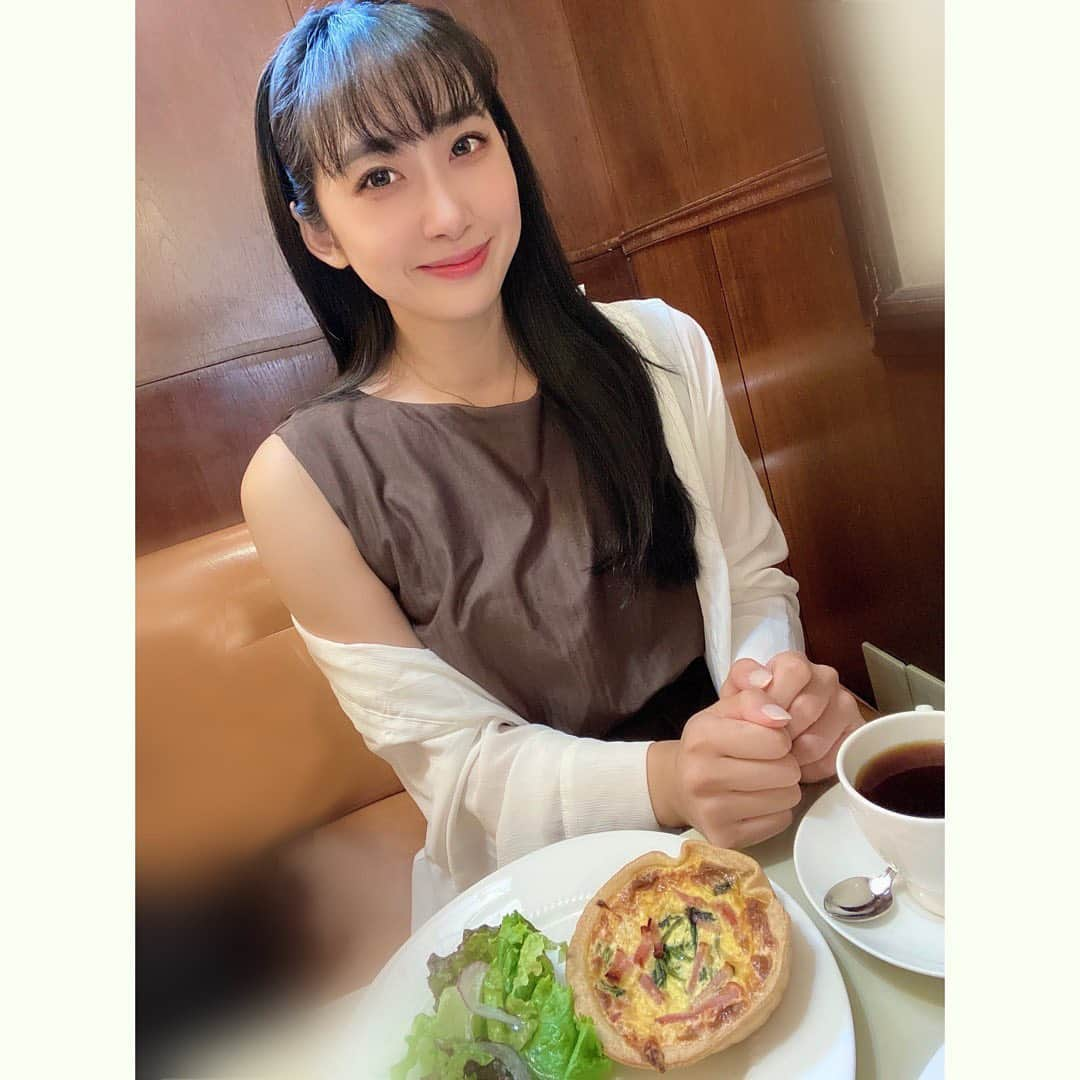 さゆりのインスタグラム：「⁡ ⁡ 久々のカフェ活🍰☕️🤍 ⁡ パリ祭っていうコーヒーが美味しかった🇫🇷 ⁡ ⁡ ⁡ 最近、指と腕の痺れが取れなくて🥹 ポールの練習休んでるのに 食欲はそのままだから 身体がまるまるしてしまっている！ 危機感！  ⁡  ⁡」