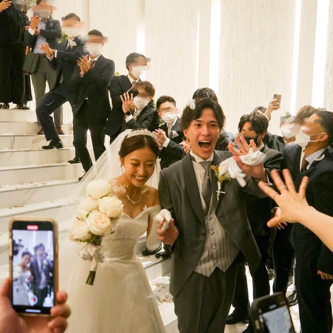 萩原舞さんのインスタグラム写真 - (萩原舞Instagram)「2022.9.2 ___Wedding  大好きな方々に囲まれ 無事結婚式を挙げることができました。  一生忘れない忘れたくない日となりました..🤍  幸せいっぱいの写真がありすぎて どの写真にしようか悩みましたが ひとまずエンドロールムービーの 切り抜きを載せさせていただきます✴︎  私達夫婦でとっても楽しみにしていた ナイトウェディング🌒✴︎  午前中少し雨が降っていたので心配しておりましたが 式の時間に近づくにつれ雨も止み 挙式の時にはキレイな夜景を眺めながら行うことができました。 本当に綺麗だった...🥺  たくさんの方々からサプライズで メッセージやムービーを頂き本当に温かく 心から幸せ者だなと改めて感じました。 日々支え助けて下さっている皆様に 感謝の気持ちでいっぱいです..🌙  これから夫婦で嬉しい事も苦しい事も 色々な事が起きると思いますが この日を思い出して2人で乗り越えていきたいと思います❤︎"  26年間で1番嬉し涙と幸せ涙を流した日でした..🕯  そして @mydish_yuki 🤎  私の小さい頃からの夢 ”素敵な旦那さんと結婚をし最高の結婚式を挙げる”を 叶えてくれてありがとう。 ゆうきと叶えることができて本当に幸せです。  最高に幸せな1日だったね🍮 これからも私達らしく笑顔いっぱいの日々を過ごそうね。  最高に素敵な1日でした。  #wedding #ララシャンスガーデン東京ベイ  #love #weddingmemories #wedding_ym  これから少しずつ 結婚式の日の事を色々アップさせて頂きたく思ってます💞 (私の思い出としても残したいので) 少しだけお付き合いいただけますと嬉しいです..💒🌑」9月7日 16時00分 - mai_hagiwara_22462