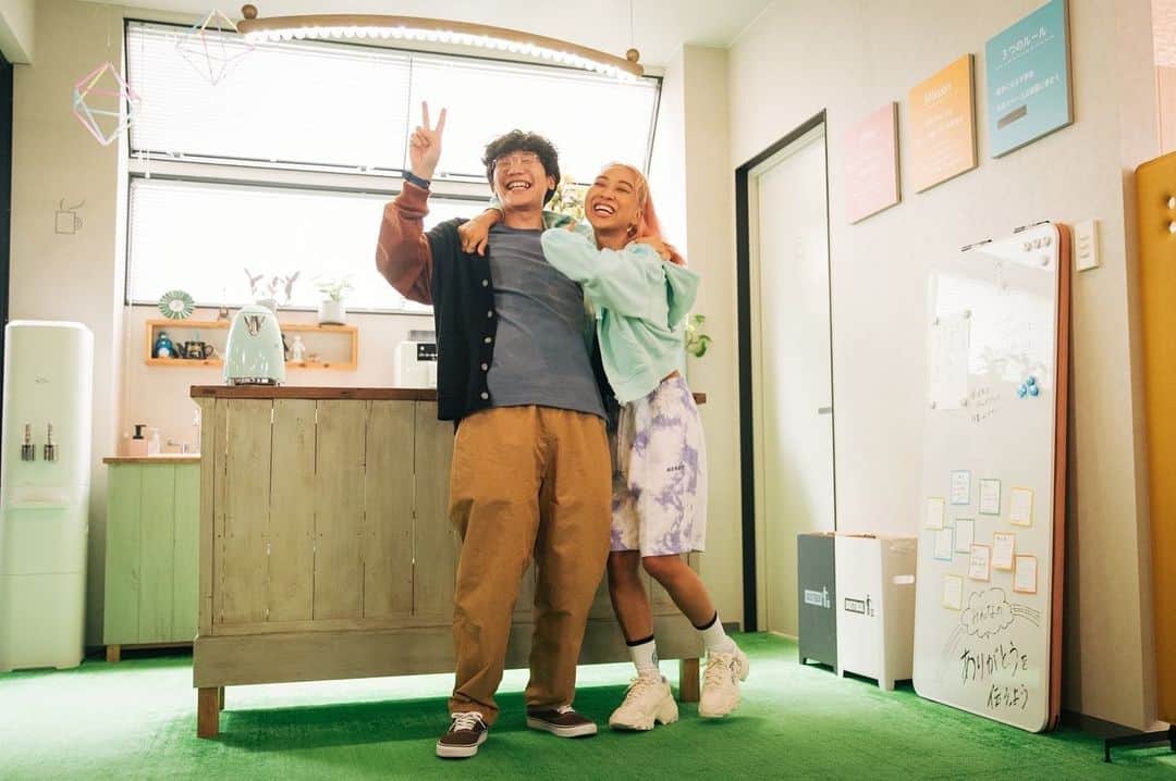 ユニコーンに乗ってさんのインスタグラム写真 - (ユニコーンに乗ってInstagram)「. ／ 最終回場面＆メイキング写真集①🎞 ＼  最終回前にはネタバレになってしまうので あげたくてもあげられなかった 10話の幸せ＆にぎやか写真たち🤗✨  最終回はTVer、1-9話はParaviでチェックしてくださいね🌈  #ユニコーンに乗って #火曜ドラマ  #西島秀俊 #杉野遥亮 #前原滉  #石川恋 #青山テルマ #寺嶋眞秀 #広末涼子」9月7日 16時43分 - unicorn_tbs