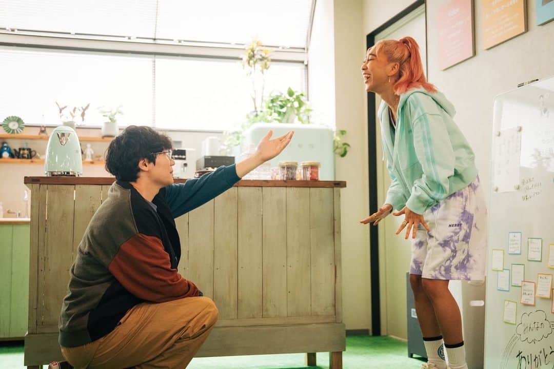 ユニコーンに乗ってさんのインスタグラム写真 - (ユニコーンに乗ってInstagram)「. ／ 最終回場面＆メイキング写真集①🎞 ＼  最終回前にはネタバレになってしまうので あげたくてもあげられなかった 10話の幸せ＆にぎやか写真たち🤗✨  最終回はTVer、1-9話はParaviでチェックしてくださいね🌈  #ユニコーンに乗って #火曜ドラマ  #西島秀俊 #杉野遥亮 #前原滉  #石川恋 #青山テルマ #寺嶋眞秀 #広末涼子」9月7日 16時43分 - unicorn_tbs