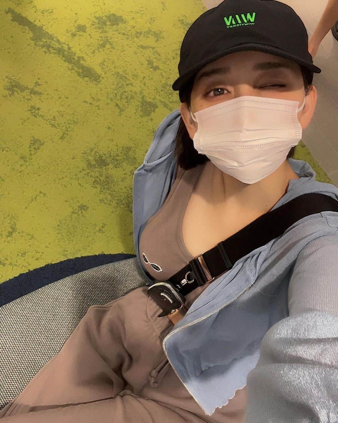 小島みゆのインスタグラム：「Winticket帽🙆‍♀️✨ かわいいいい〜！  ツバを軽く折ると レディース感でるよ🧢 @_WinTicket   クイズに答えてゲットできる！」