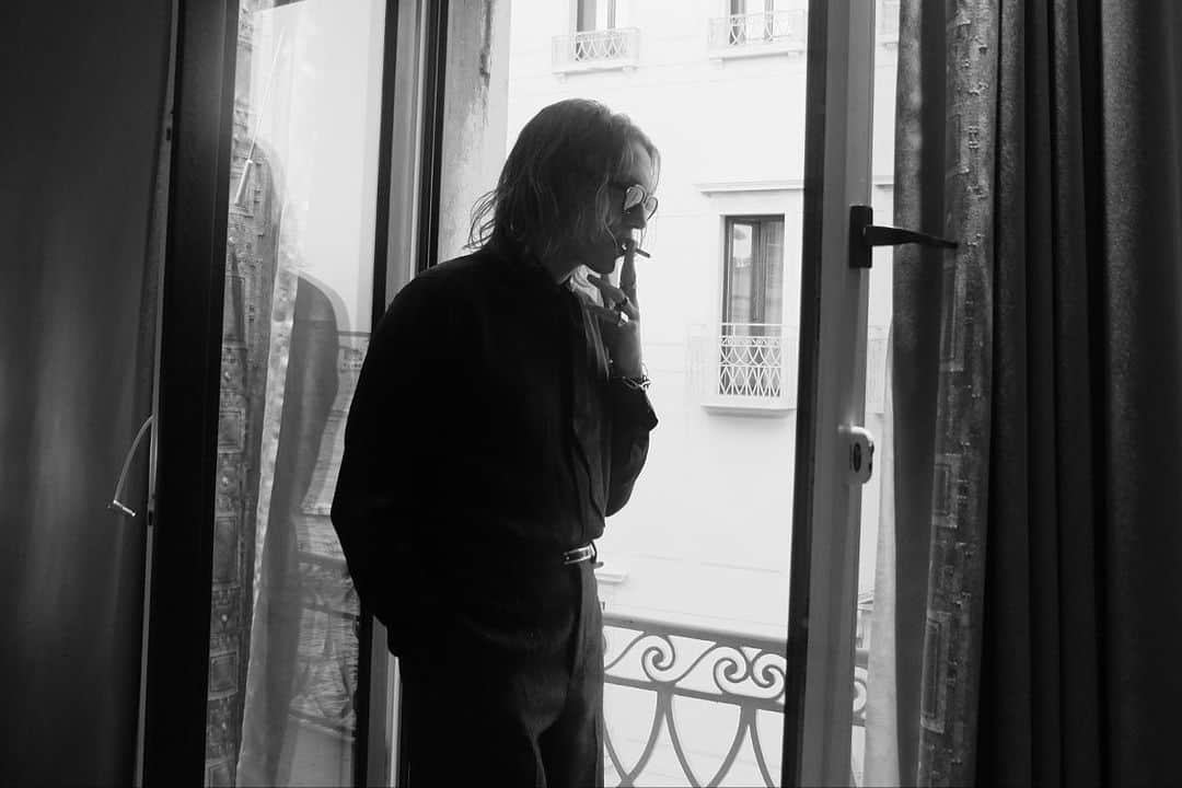 ジェイミー・キャンベル・バウアーのインスタグラム：「Nights in the city of glass. Love you @ysl and thank you @anthonyvaccarello @anniemajor @valentinvilledieu @mariannemeunier @emmanueltomasini」