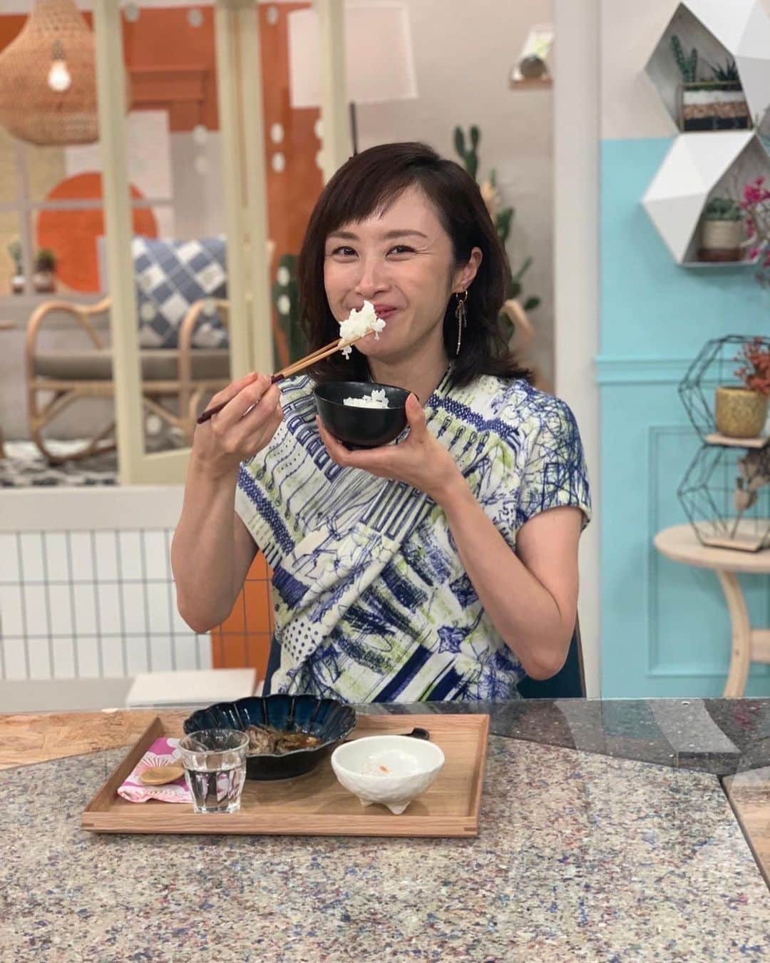 山口もえのインスタグラム：「・  本来食べられるのに捨ててしまう食品ロス 日本では年間522万ｔもの食品ロスがでているそうです 一人当たり１日にしてお茶碗一杯 年間にして41キロも捨てています 世界中には食べるものがなくて 亡くなってしまう命がたくさんあります 日本という恵まれた国にいながら この食品ロスの量は恥ずべきことだと思います… 私たち消費者は何を選び何を買うのかとても大切です でもそれ以上に生産する側が余らない程度に製造することも大切です  品薄だとペナルティになってしまうとか ラベルが傷ついてしまったから返品だとか 生産者側の弱い立場を変えなくてはなりません…  何とかしなければ！！ 色々考えていた数日でした。 これからも自分にできることはしてゆきたいです。 あさイチ📺番組で作ってもらったごはんはね・・・ 残さず頂きました♡  #NHK#あさイチ #食品ロス #もったいない #何とかせねば #sdgs  #ごはん #🍚」