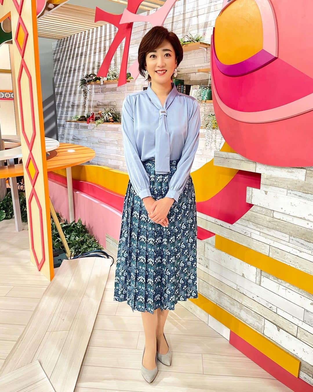 池尻和佳子さんのインスタグラム写真 - (池尻和佳子Instagram)「この後の「タダイマ！」では緩和された新型コロナの水際対策。  インバウンド向けの旅行を手がける会社や、ひょうたん寿司など海外のお客さまが多い飲食店などの反応をお伝えします。  #新型コロナ#水際対策#緩和#天神#ひょうたん寿司 #海外#観光客#インバウンド#期待#飲食店#観光業 #３回ワクチン接種#条件#タダイマ#ニュース#特集 #blue#skirt#衣装#stylistoffice#ボータイブラウス  #スカート#アナウンサー#池尻和佳子#rkb#水曜日」9月7日 17時04分 - wakako_ikejiri_rkb