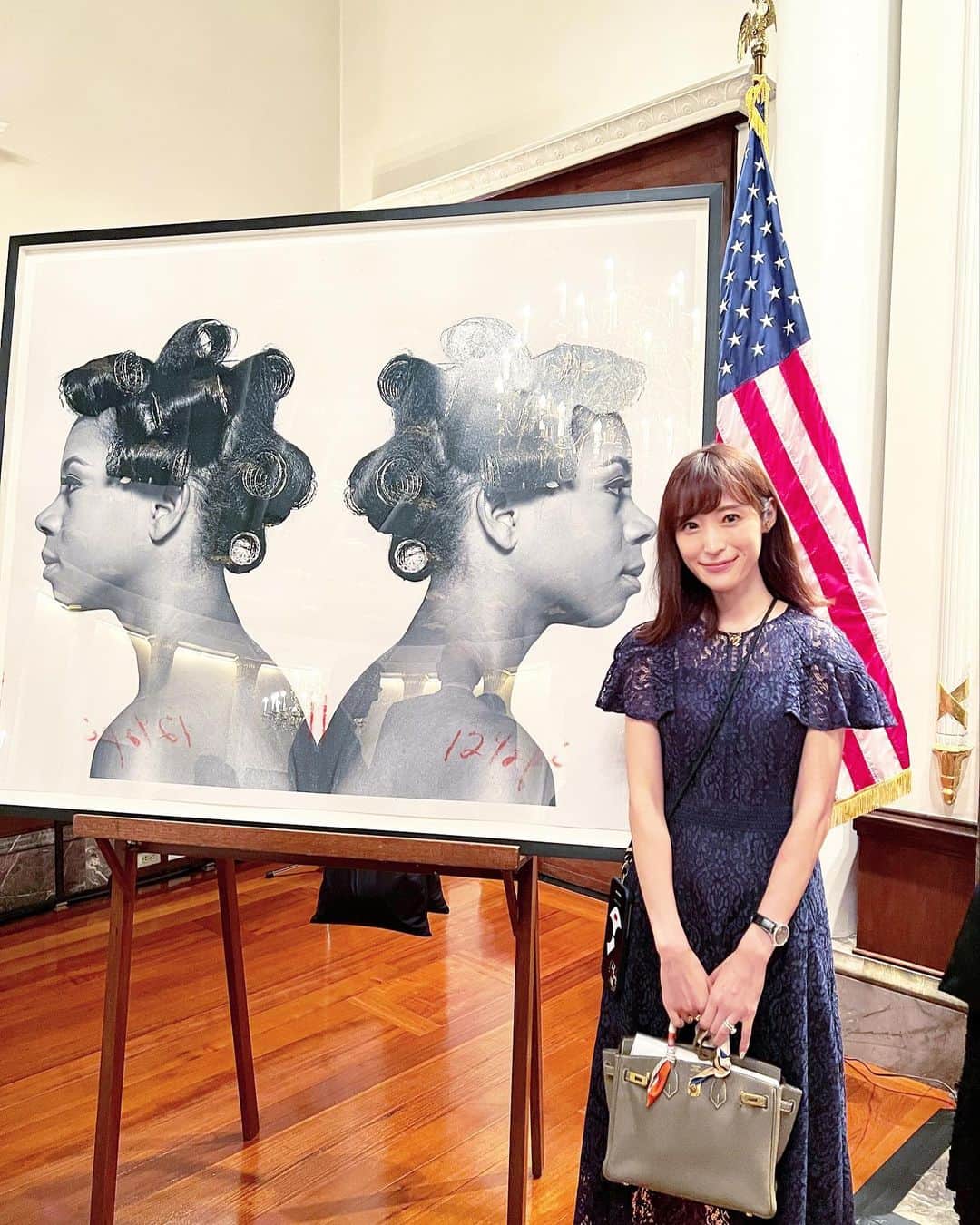 小林真由のインスタグラム：「アメリカ大使公邸へ。 ⁡ アートに明るい皆さんとの会話は楽しくて時間を忘れるほど🙏🏻 まさにアメリカドラマに出てくるような公邸。 ２４のジャックがどこかに居るんじゃないかと探しちゃいそうでした♡笑 ⁡  #ファッション #コーデ #ママコーデ #女の子ママ #男の子ママ #ママライフ #コーディネート #３歳 #２歳 #ベビー #二人育児」