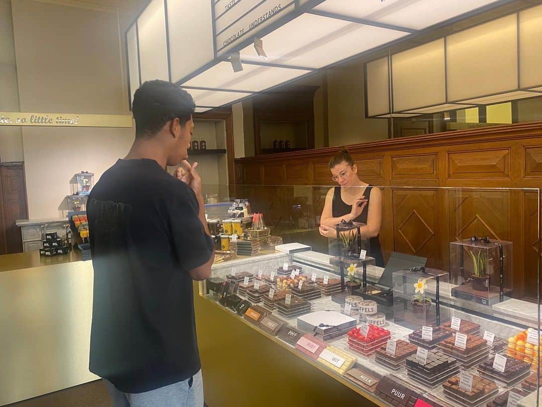 のインスタグラム：「ベルギーで数日の休息。 シンジさんに会いに。ベルギーに。 サウナは最高でしたね。 お礼にベルギーチョコの花あげたのに。 あまりうれしくなさそう😂」