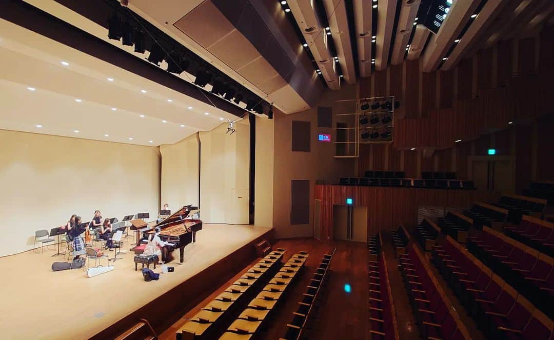 大井健さんのインスタグラム写真 - (大井健Instagram)「2022.9.4⁡ ⁡｢PianoWonderfulDream｣東京公演⁡ ご来場ありがとうございました。⁡  久保山菜摘さんとのコンサートも3年目。 今回はスペシャルオーケストラをお迎えし、豪華コンサートとなりました。 オーケストラの皆様、スタッフの皆様、ありがとうございました。 ⁡ 指揮はウクライナ出身のTarasさん。 直前まで来日できるか分からない状況でした。 疲れをみせず、客席に笑顔を振りまく姿が感動的でした。 日本に来てくれてありがとう。⁡ ⁡ ご来場いただいた皆様 🇺🇦へのチャリティー募金への御協力ありがとうございました。⁡ ⁡一日も早く日常が戻ることを願います。⁡ ⁡⁡ ⁡衣装協力は株式会社奥山さま⁡。 素敵な衣装を⁡ありがとうございました。  次回は9/28。 豊洲にて久しぶりのオールクラシックリサイタルです。 会場でお待ちしております！  ▽コンサート詳細 https://www.takeshioi.com/single-post/20220928」9月7日 17時44分 - takeshioi_pf