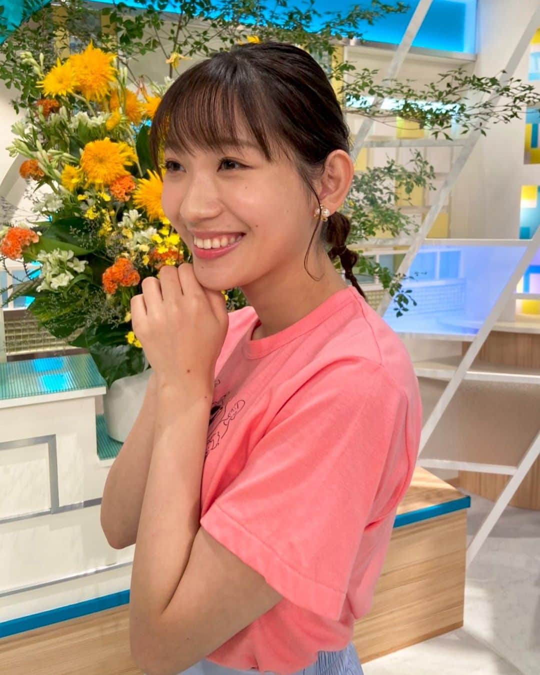 小林茉里奈のインスタグラム：「・ この前してもらった #ぽこぽこヘア 🤗 Tシャツだといろんなアレンジが合わせやすくて楽しかったのです♡  #私的にこれは #にわとこの杖  #ハリポタファン には伝わるはず…  #fbs #福岡放送 #アナウンサー #小林茉里奈 #朝番組 #バリはや #tシャツコーデ #ヘアアレンジ #ボブ #ボブアレンジ #まとめ髪 #まとめ髪アレンジ #チャリtシャツ」