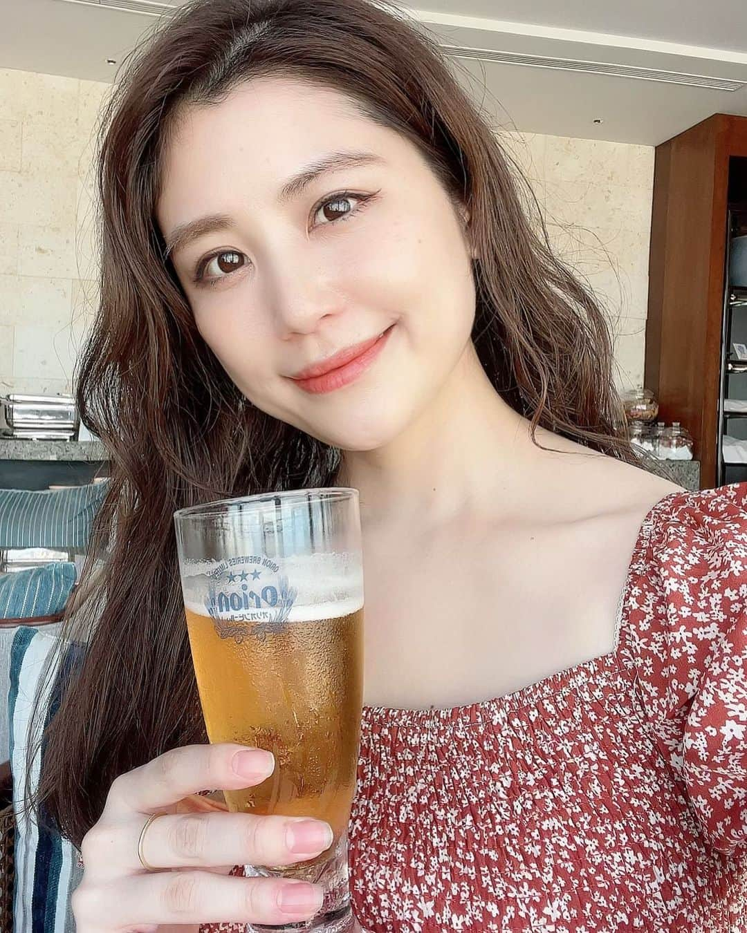 斎藤めぐみのインスタグラム：「沖縄に来ました🌺 まず手始めにwオリオンビール😆🍺 那覇でおすすめのお店あったら教えてください🐷  #沖縄旅行#オリオンビール#orionbeer」