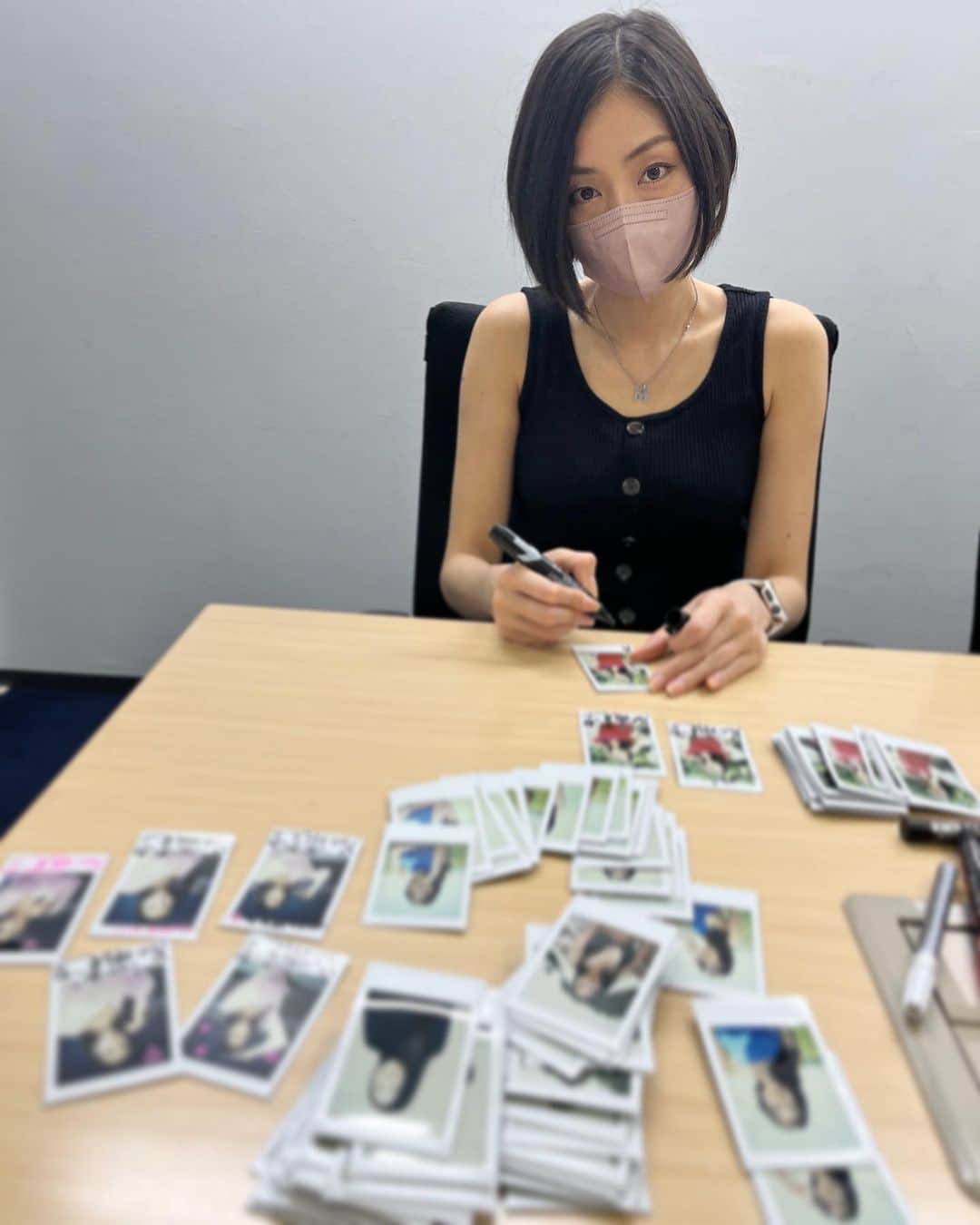 のインスタグラム：「💿🌈  そういえばの写真なんですが DVD&BD『もう一度わたしをみて』のチェキに サイン書いてる写真が出てきたんで 載せますね😂 今更すぎる😂笑 落書きあまり得意じゃなくて、 でも楽しんでもらいたいので いつも時間かけちゃう😂💙  #moemikatayama」