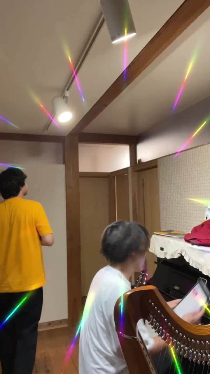 武田双雲のインスタグラム：「親子ピアノ即興ライブ。 双雲オリジナルソングの他に、 ピアノに合うヒットソングを熱唱しました。 素敵なコメントたくさんありがとうございました！」