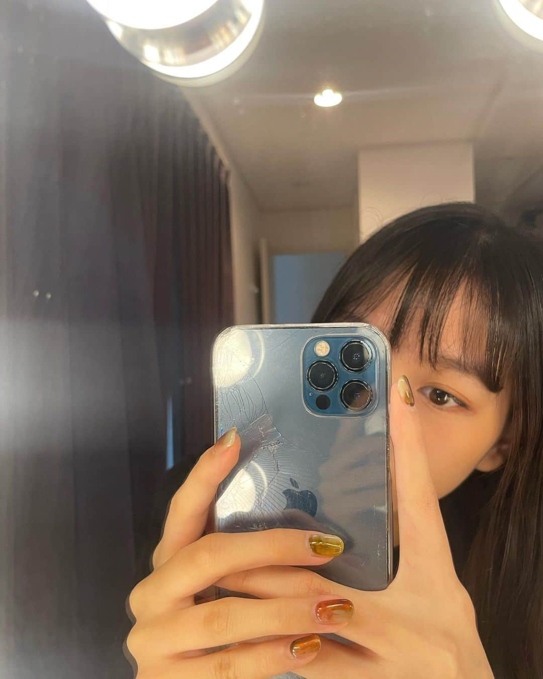 杉本愛里のインスタグラム：「可愛いまつ毛にしてもらったり。🤍 iPhoneバキバキになってカバーつけた🦖 怪我した危ないね」