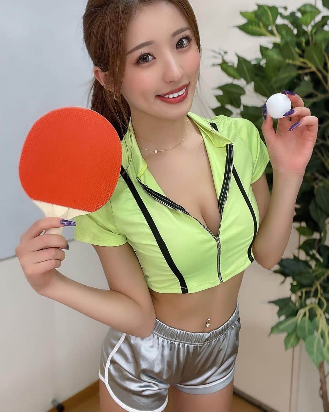 MIYABIのインスタグラム：「💜BFチャンネル💜  今回は足ツボ卓球対決🏓  サ〜〜〜ッて言いたがり🤣  ▶️2枚目のこの瞬間が面白すぎたから見つけてね🤭  そして罰ゲームはモノボケです💣  みんな笑ってくれたら嬉しいなぁ🥹えへへ🙈  コメント待ってるね✨  #cyberjapan  #ミヤビーム」