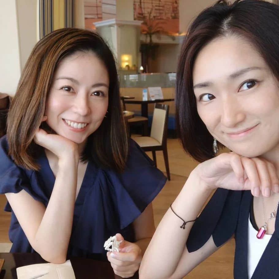 宮下ともみのインスタグラム：「愛しのまみちんと久しぶりにデートしたよ❤ しかもしかも初の神戸の素敵なレストランで✨ 楽しすぎてあっという間に時間が過ぎてしまった…いつものことだね🤭せっかくの美味しいビュッフェなのに話すのに夢中で味わうの忘れたーーー（笑）  #黒坂真美 #女優 #神戸ランチ  #love  #❤」
