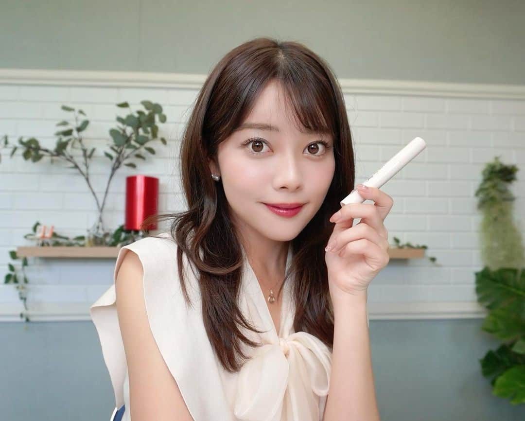 八幡美咲のインスタグラム：「久しぶりに YouTube更新しました⋆🫧  今回のテーマは【秋メイク】   塗って「５分」で可愛い唇🤎  ツヤが溢れ出る キャンメイク ”ジューシーリップティント”を 全色レビューしています(⑉• •⑉)  🍁使ったアイテム CANMAKE ジューシーリップティント 各¥660（税込） [01]アンティークローズ [03]オレンジブリュレ   5分経つと凄かったです✨  #CANMAKE #ジューシーリップティント #メイク #コスメ #キャンメイク」