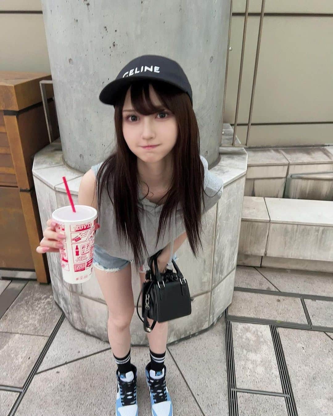 山本望叶のインスタグラム：「ポップコーン何味が好き？😙  #ootd #code #コーデ #夏服 #キャップ #スニーカー #celine #gyda #nike #airjordan #aj1 #逆光すご」
