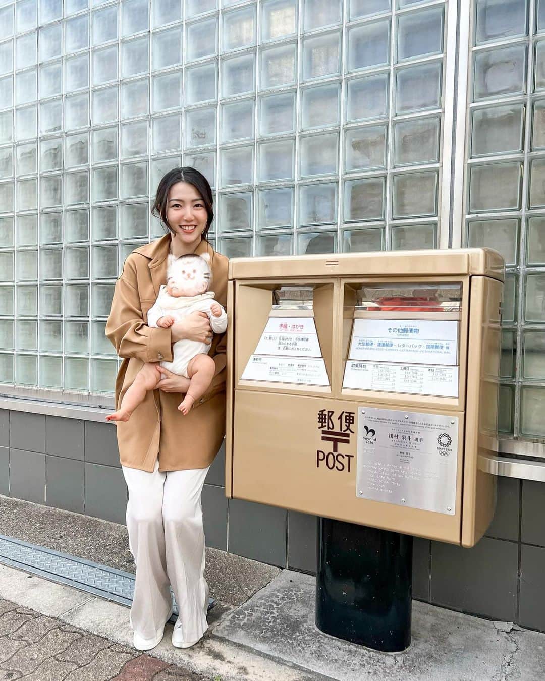 淡輪優希のインスタグラム：「パパ村さん！1000試合連続出場おめでとうございます。プロ野球史上９人目、現役では唯一の記録ということで、改めて本当に凄いことだと思います。7年間…まずは信じて使い続けてくださった監督の皆様、支えてくださったコーチやトレーナーの皆様、一緒に闘ってきたチームメイト、応援してくださったファンの皆様、そして何より本人がどんな時も踏ん張ってグランドに立ってきたからこそ達成できた記録だと思います。家族ながら心から尊敬するし、誇りに思います。まだまだ通過点！これからも怪我なく、浅村栄斗らしく野球をしている姿が見られたら。  写真はオリンピック金メダルの記念に作られた浅村ポスト📮🥇シーズンの初めにミニむとパパのポストを拝みに行ってきました！気がつけばオリンピックから1年以上経ったんだなぁ、、、 これからもいろんな事があると思うけど、どんな時も我々はOneteam‼︎ 山でも谷でも海でも共に乗り越えていきましょう🤝  とにかく今は優勝目指して！イーグルスの勝利に貢献できるよう、残りの試合も応援あるのみ！節目の試合、勝ててよかったーー👏✨」