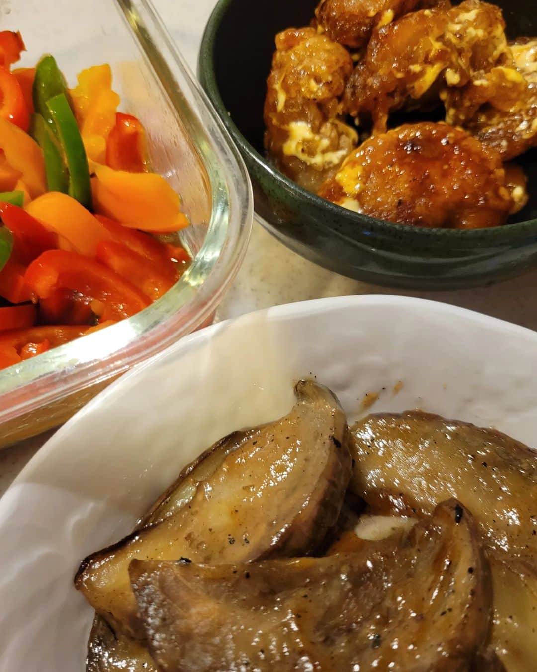 山部朱里のインスタグラム：「. . 【三兄弟ママ、エンジン全開です！】  ①照り焼きからあげ 揚げたあとにお醤油きび砂糖マヨネーズであえる。照り焼き味おいしいよね。ご飯すすむよね。お酢を混ぜるとさっぱり照り焼き～。 ②イタリアンナスの味噌炒め 油で炒めてきび砂糖→水分がでたらお味噌いれる。 肉厚で水分が多くて大満足！なすの味が濃くてとろっとろ！ ③パプリカのマリネ 切ったパプリカをレンジで温めて、お酢ごま油はまぐりだしのもとだったかな。 塩昆布でもいいね～  #yummy #yummyfood #yum #foodporn #instafoods #foodstagram #料理 #cooking #cook #料理好きな人と繋がりたい #クッキングラム #ごはん #節約 #レシピ #おうちごはん #自炊 #献立 #料理記録 #夜ご飯 #家庭料理 #子育て #育児 #男の子ママ #年子ママ #三兄弟 #出産 #新生児 #からあげ #イタリアンナス #パプリカ」