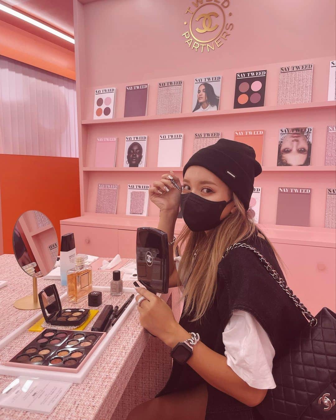 ✷kana✷のインスタグラム：「CHANEL BEAUTY HOUSE AT TOKYO💄  シャネルビューティハウス ツイード＆パートナーズ ...♡ ピンクとオレンジのツイードの世界観が可愛い！  これから販売されるアイシャドウとペンシルGET！ 新作ぜんぶ試せるしフォトブースもある 体験型イベント10/10までやってるよ♡  CHANELしか勝たんだわ☺️  #chanelbeauty#chanelbeautyhouse#omotesando#makeup#tweed#fashionstyle#tokyo #シャネルビューティーハウス  #ツイードアンドパートナーズ」