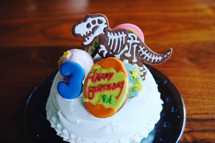 小林夏子のインスタグラム：「やさしくてお調子者の３歳。 大好きだよ！ の気持ちを込めて 大好きな恐竜とガイコツ😂いいとこ取りしたアイシングクッキー作ったよ。 今年はデコれるアイスケーキに乗せて。 "いちばんすきなのはパパ"らしいけど ママこれからも頑張るね🫠  96歳の曽祖母からはチキンのお祝い。 美味しかったみたいで兄弟ともパクパクたべてた〜。 母もこの味で育ったから 感慨深いものがありました。  3歳も益々ハッピーな長男でいてね。 おめでとう。  そして怒涛の年子育児を支えてくださる皆さん。。 本当に感謝しています！  3年やっても益々奥深い"親"という役割… しんどさも含めてまるっと楽しめるのも 支えてくださる存在があってこそだなと、、 心から感謝です😭  まだまだ先は長いので 引き続きよろしくお願いいたします！！！  #20220906 #3yearsold  #birthday #icecreamcake  #icingcookies #dino #handmadeparty  #myfirstson #brothers  #future #glowup  #family #love #life #thanks」